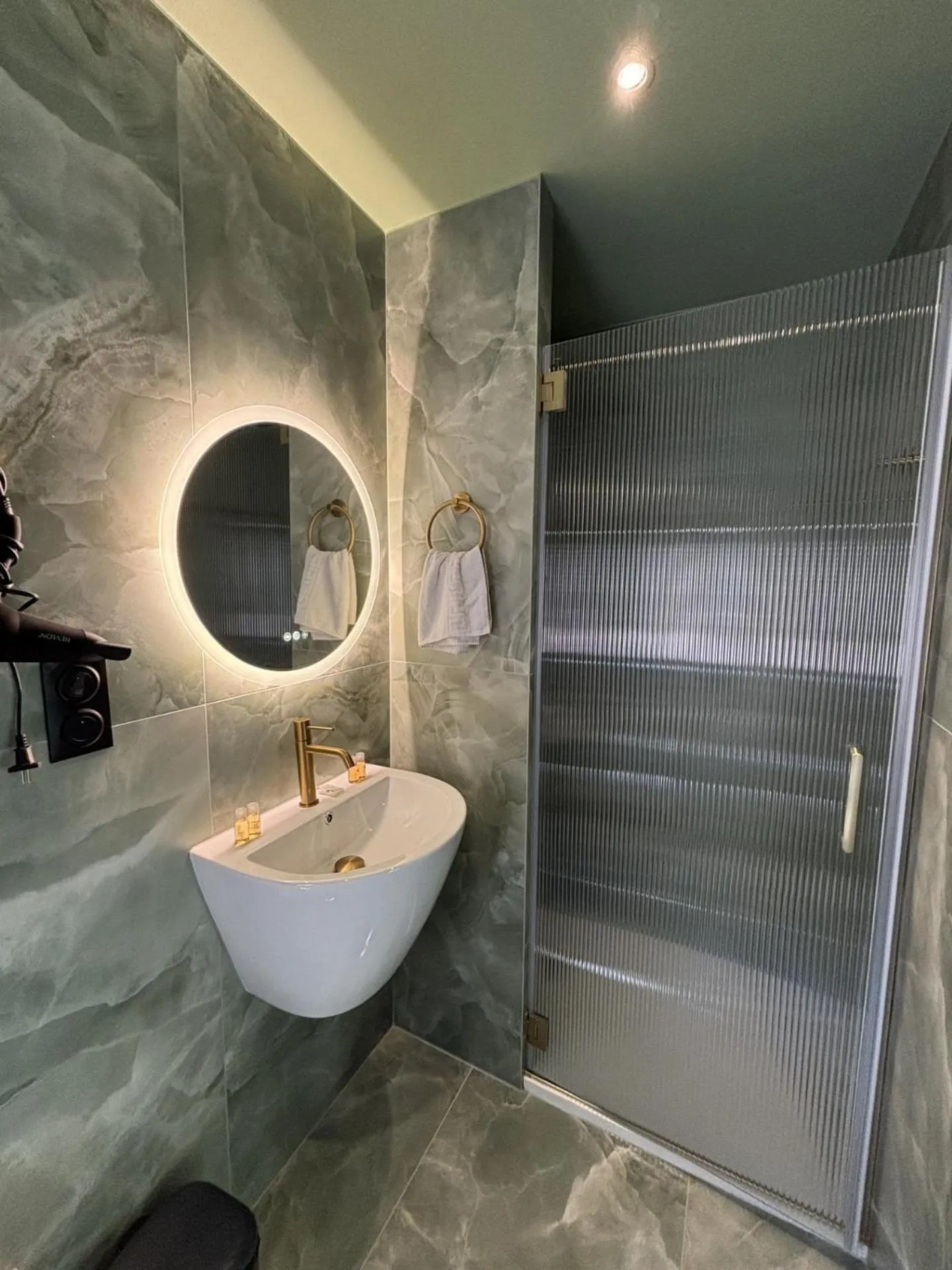 Shower in Hotel de Berne