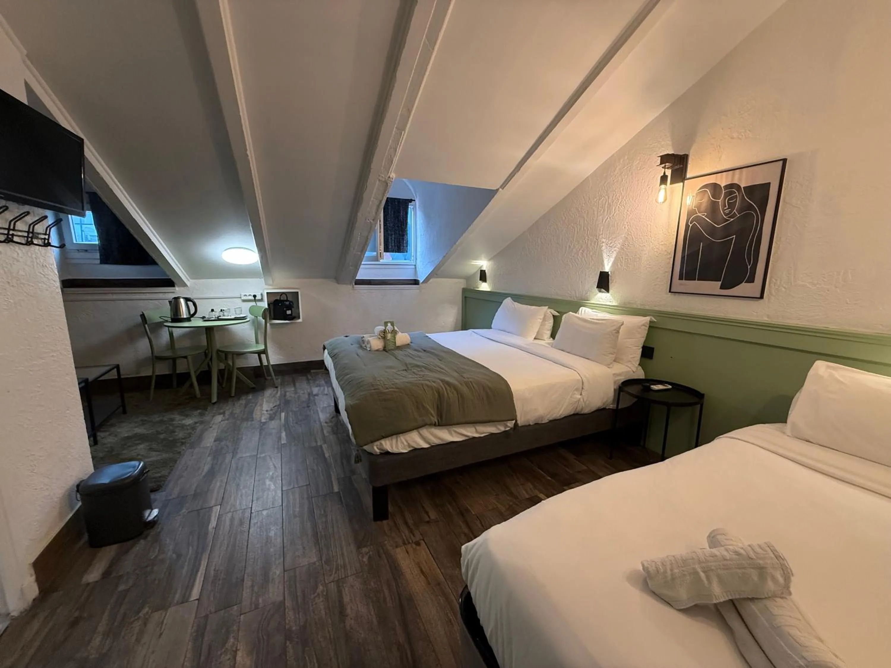 Property building, Bed in Hotel de Berne