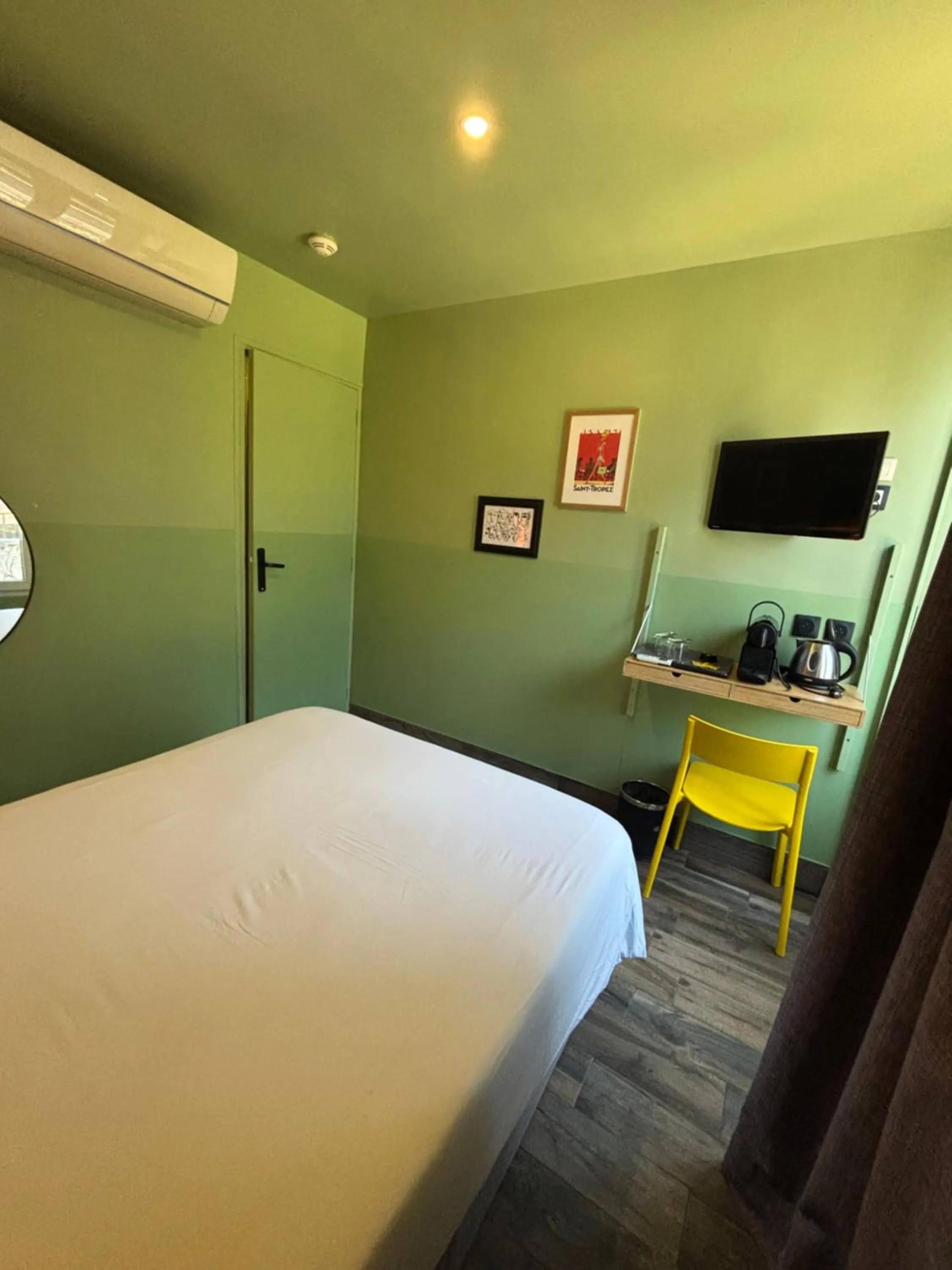 Communal lounge/ TV room, Bed in Hotel de Berne