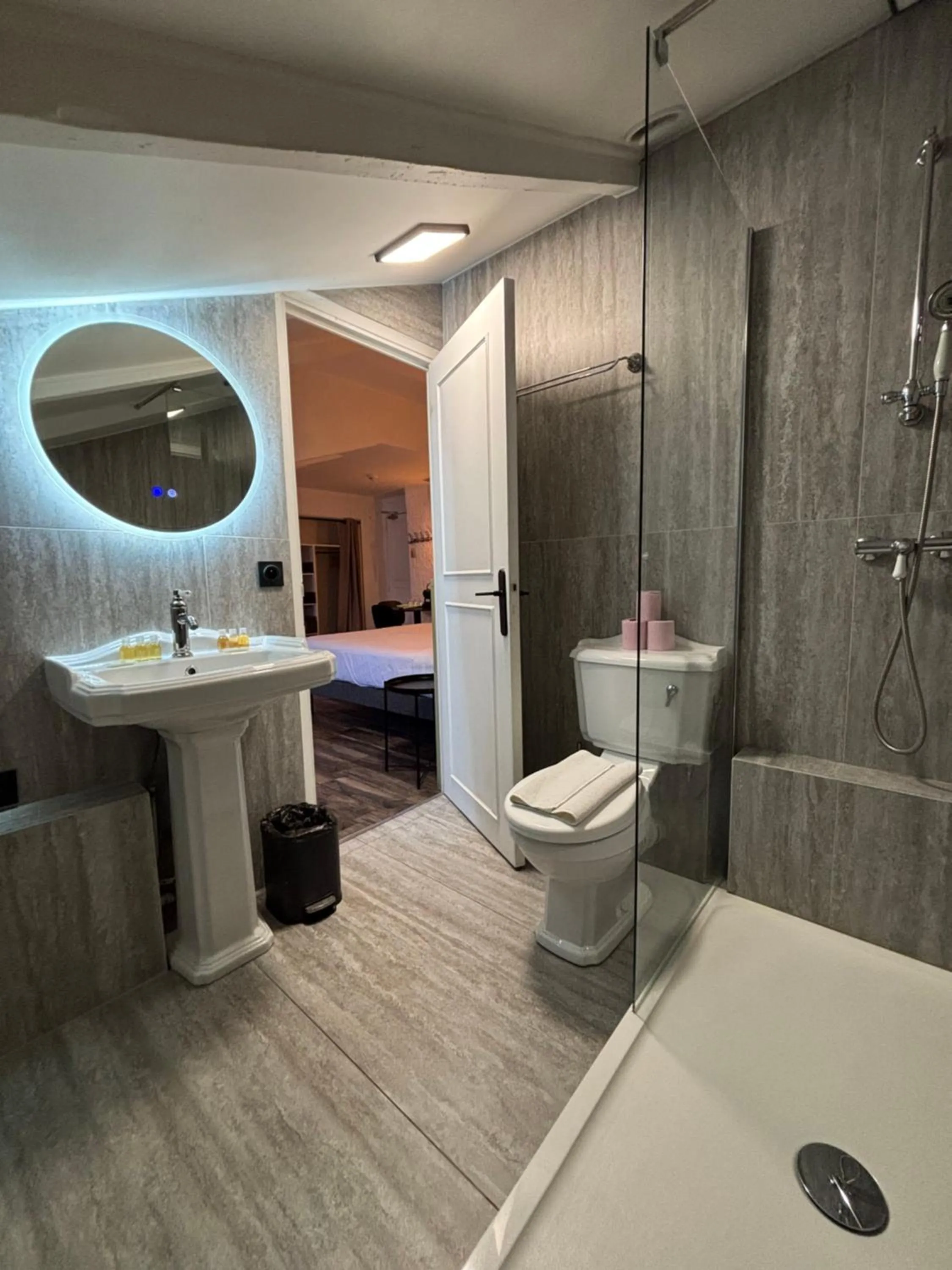 Shower in Hotel de Berne