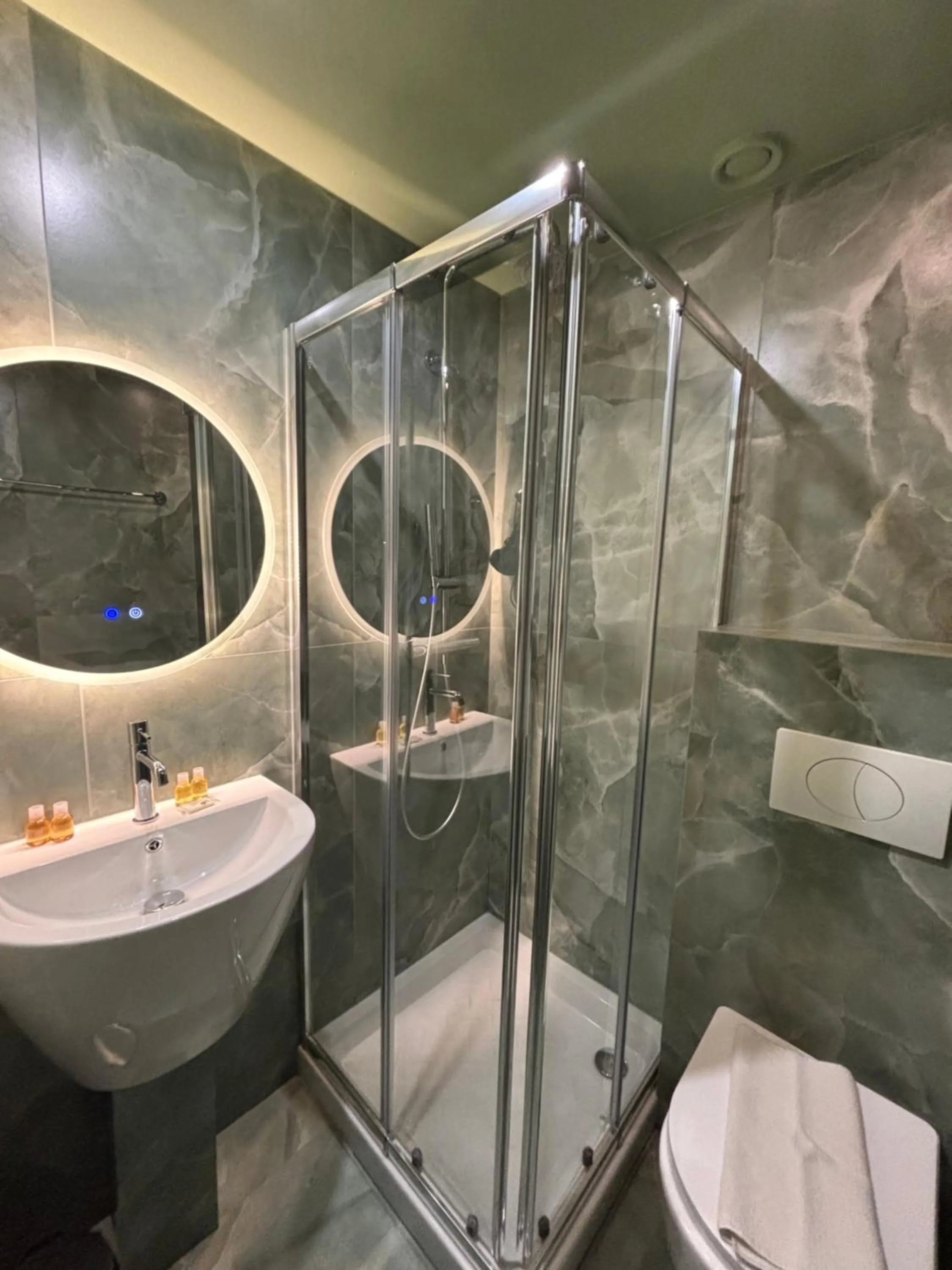 Bathroom in Hotel de Berne