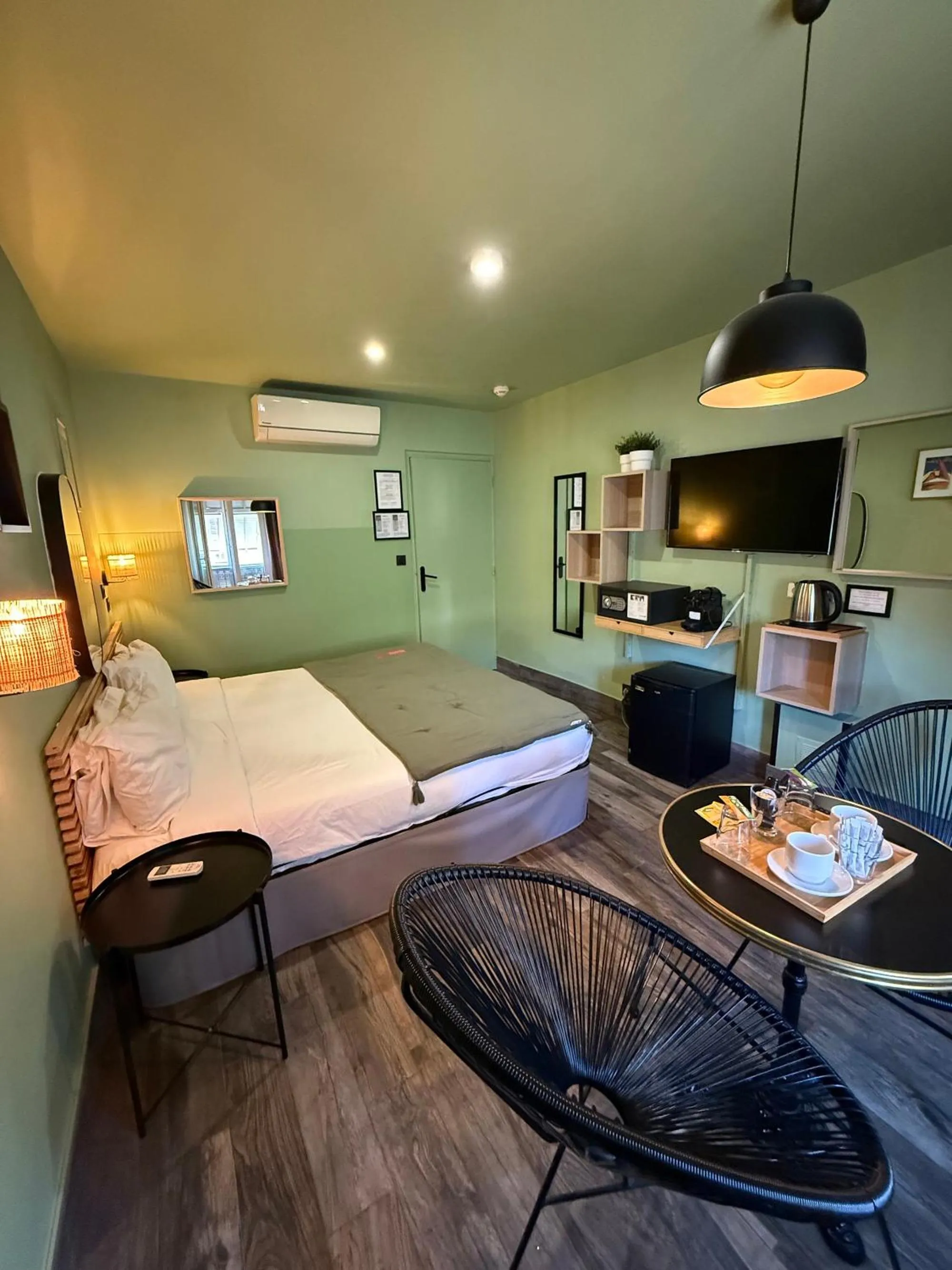 Photo of the whole room, Bed in Hotel de Berne