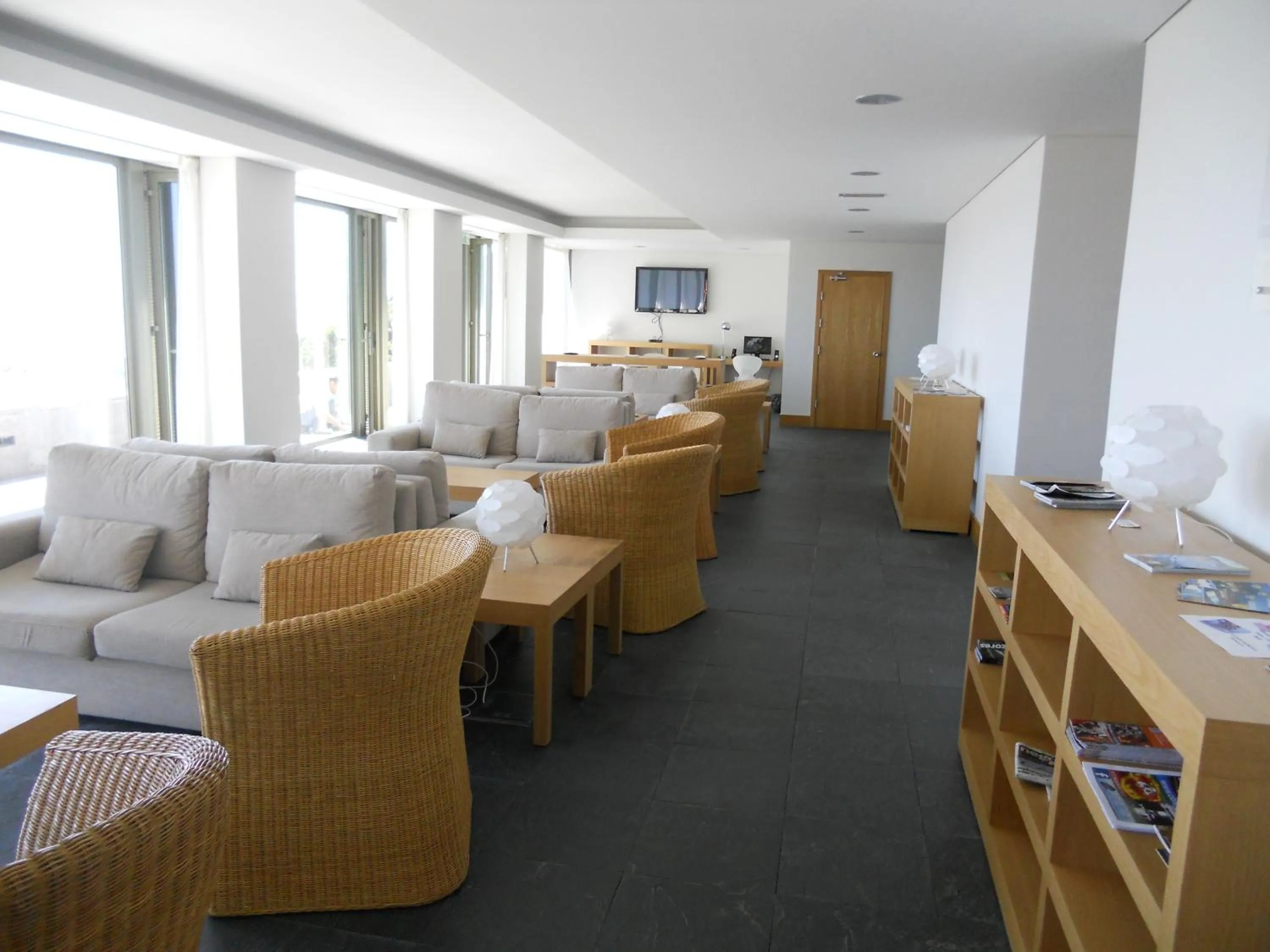 Communal lounge/ TV room in Azores Youth Hostels - São Jorge