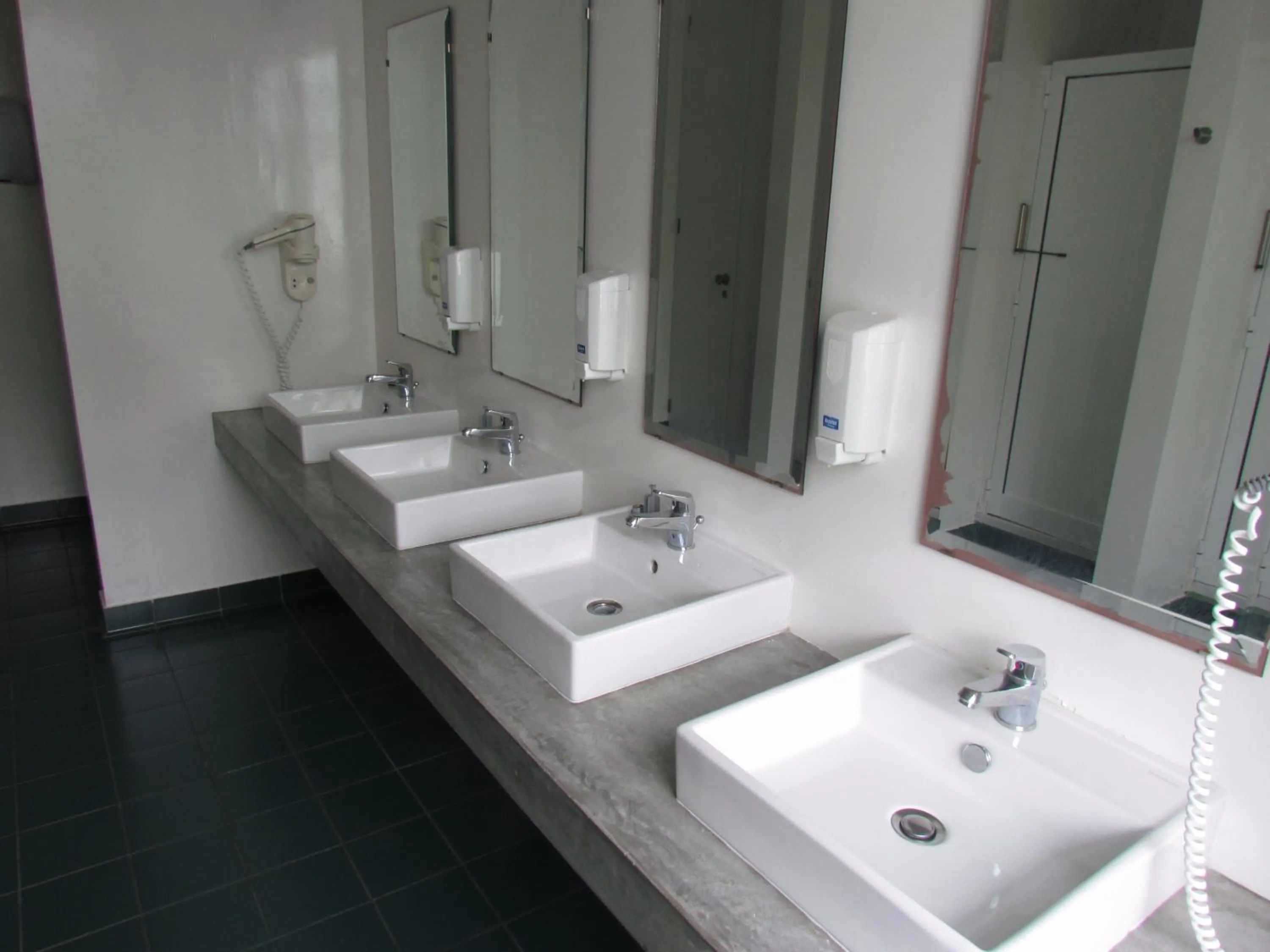 Bathroom in Azores Youth Hostels - Pico