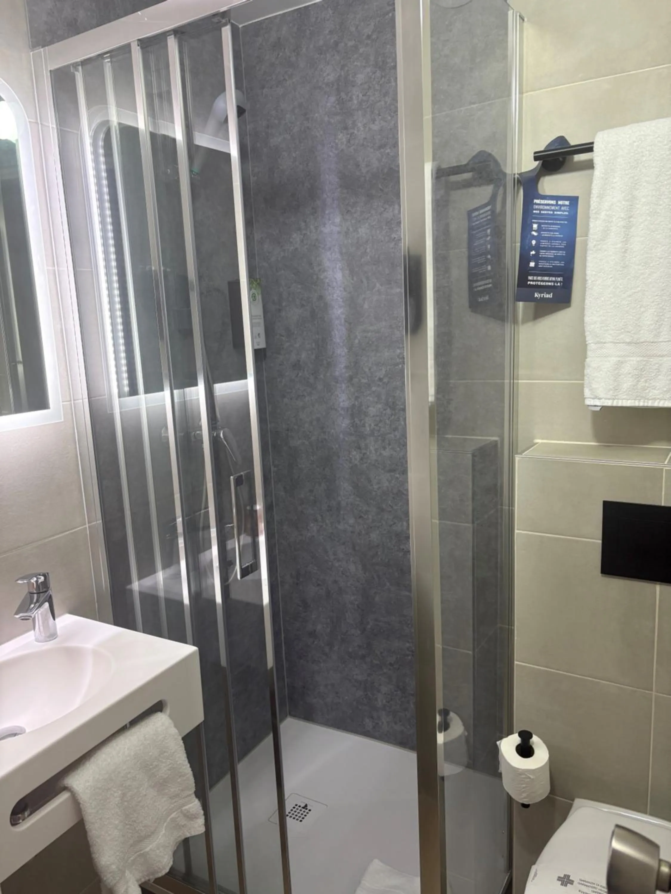Shower in Kyriad Lille Gare - Grand Palais