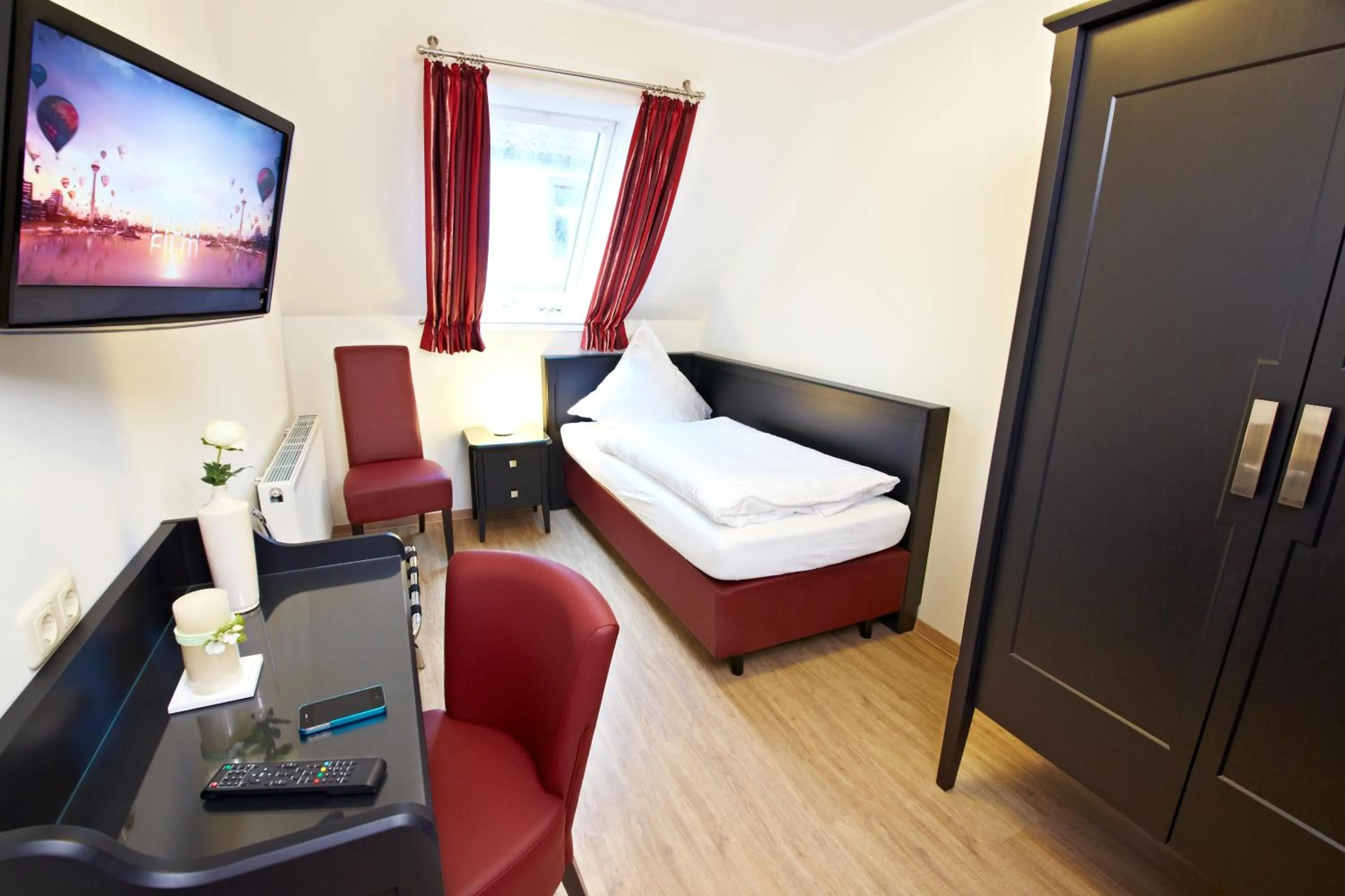 Photo of the whole room, Bed in Hotel Altes Gasthaus Schröer