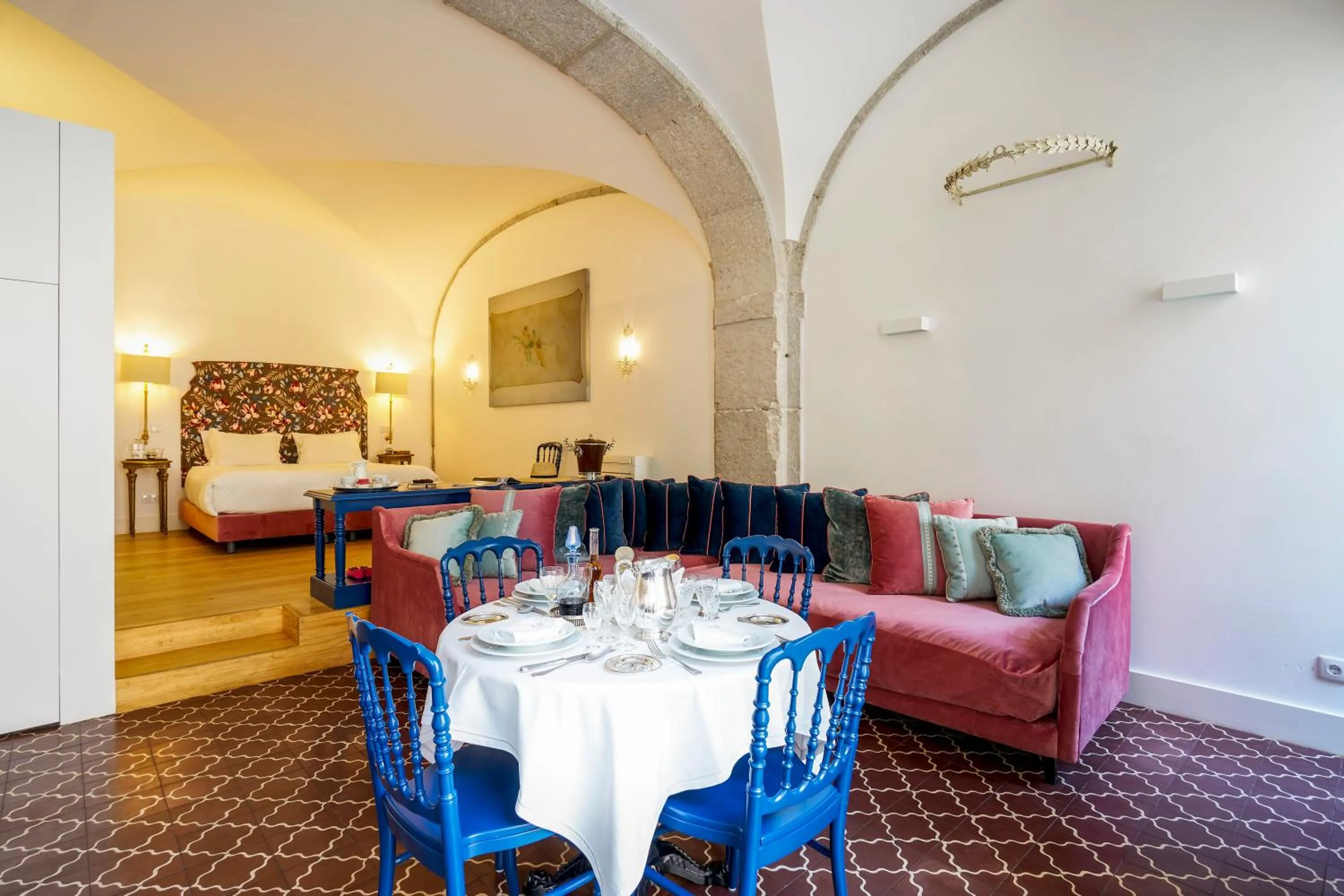 TV and multimedia in Residentas Apostolos