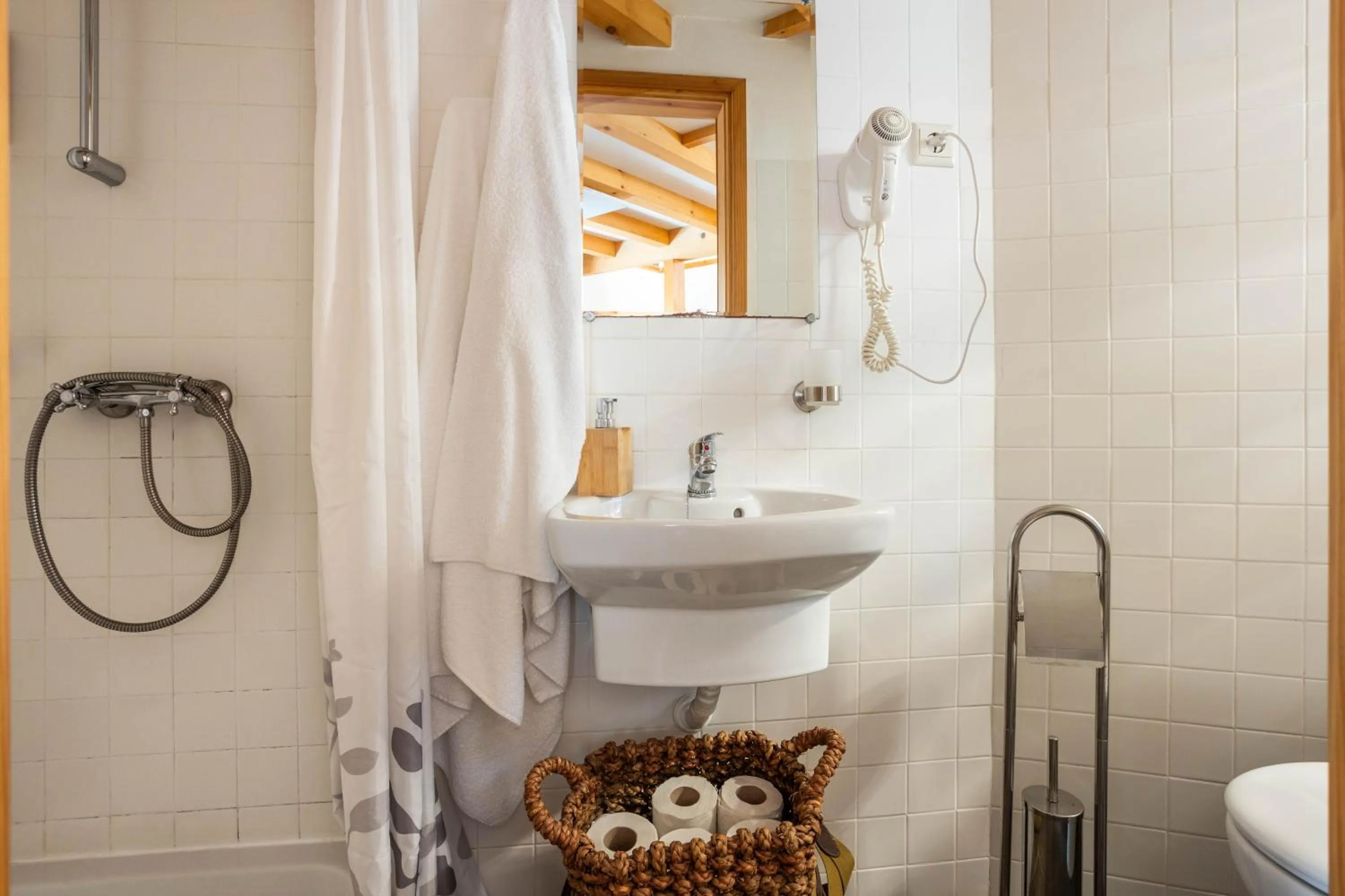 Bathroom in Cerdeira - Home for Creativity