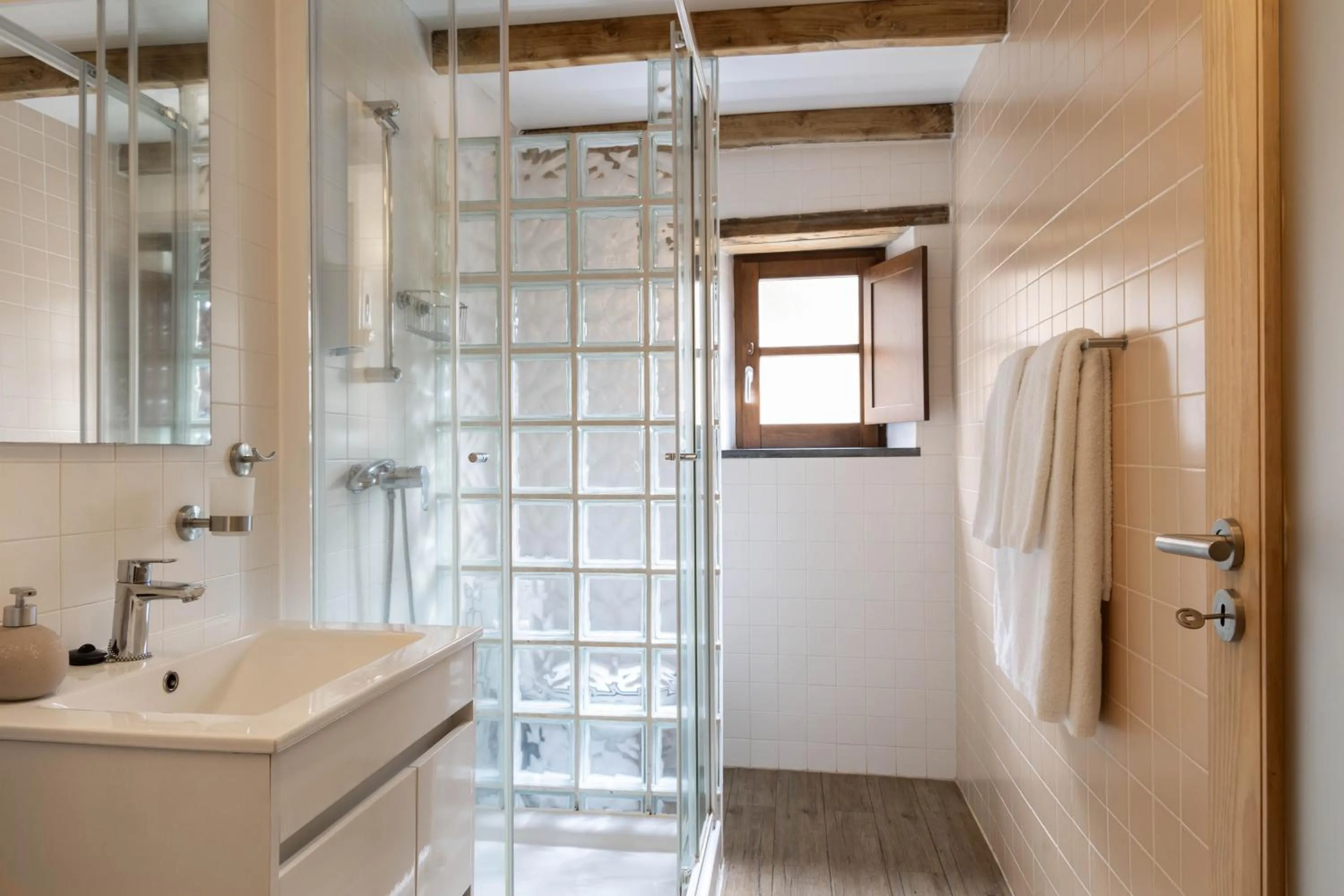 Bathroom in Cerdeira - Home for Creativity