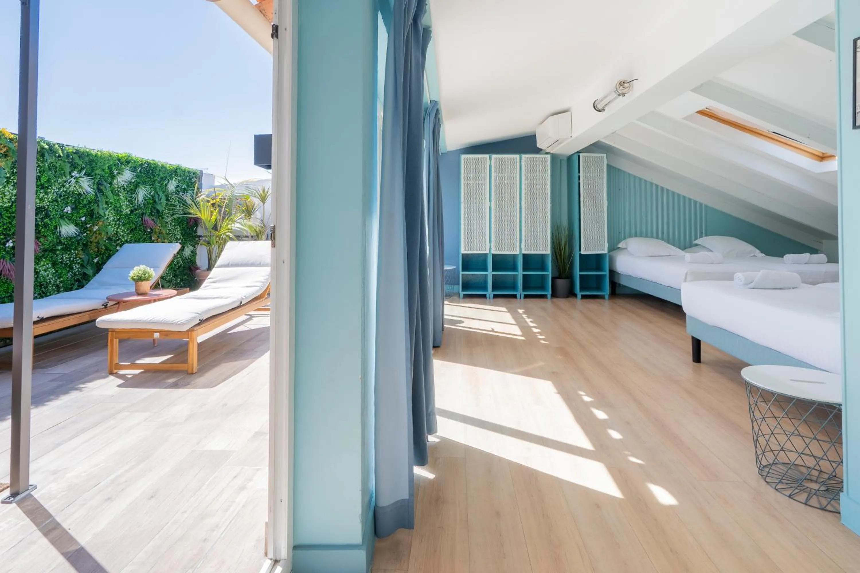 Balcony/Terrace, Bed in Hostel Ozz Nice