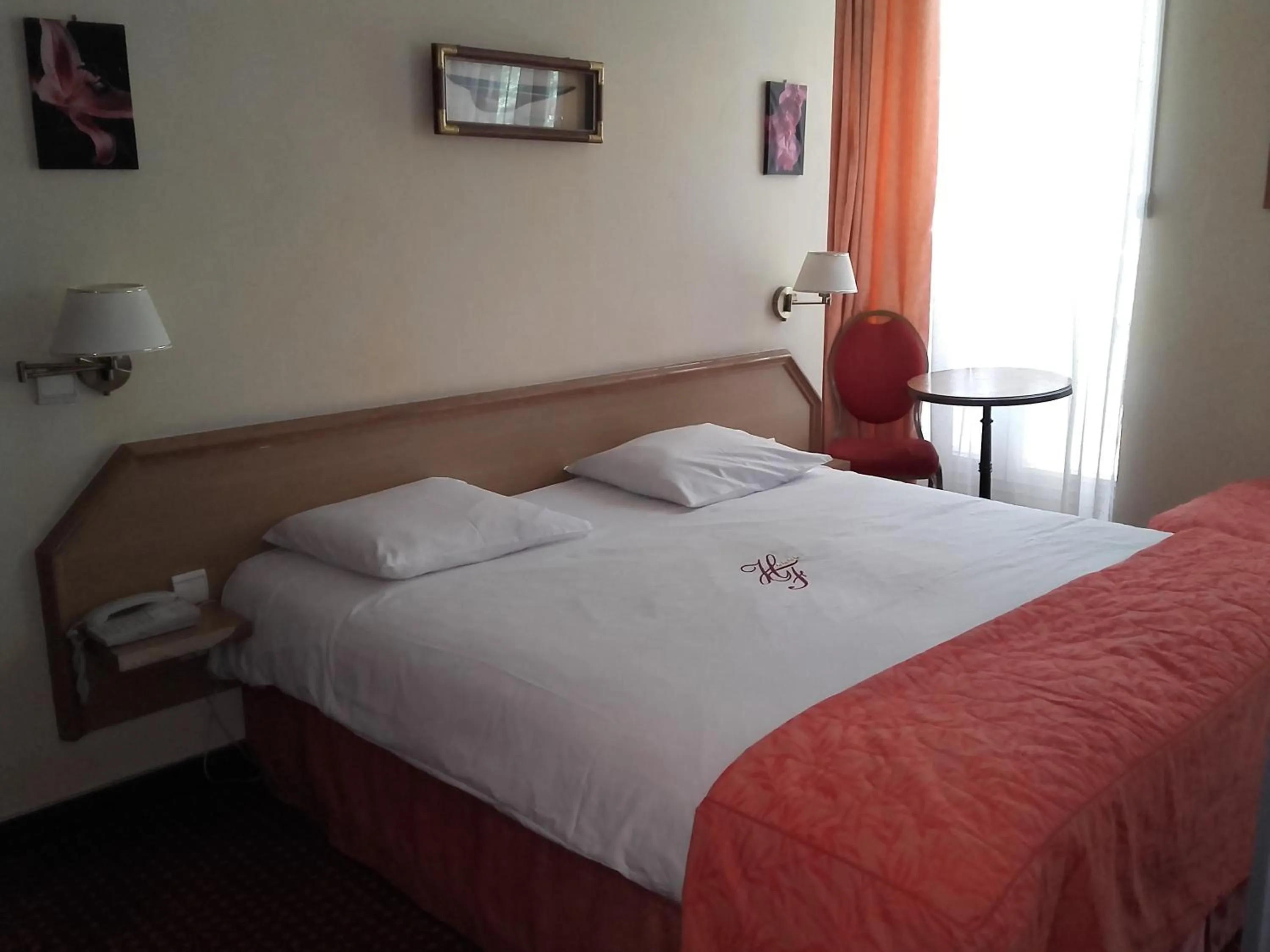 Photo of the whole room, Bed in Hôtel Foch