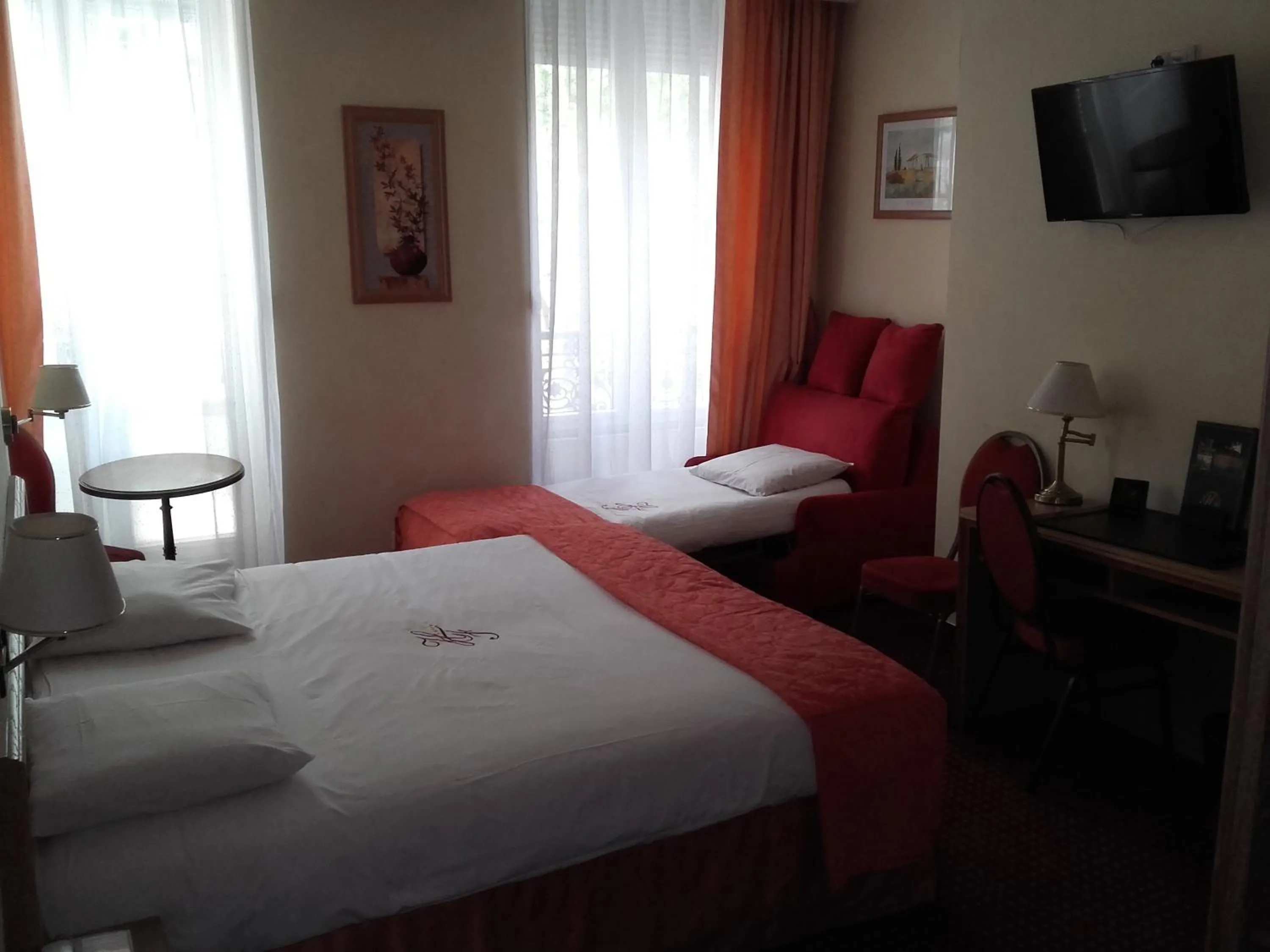 Photo of the whole room, Bed in Hôtel Foch