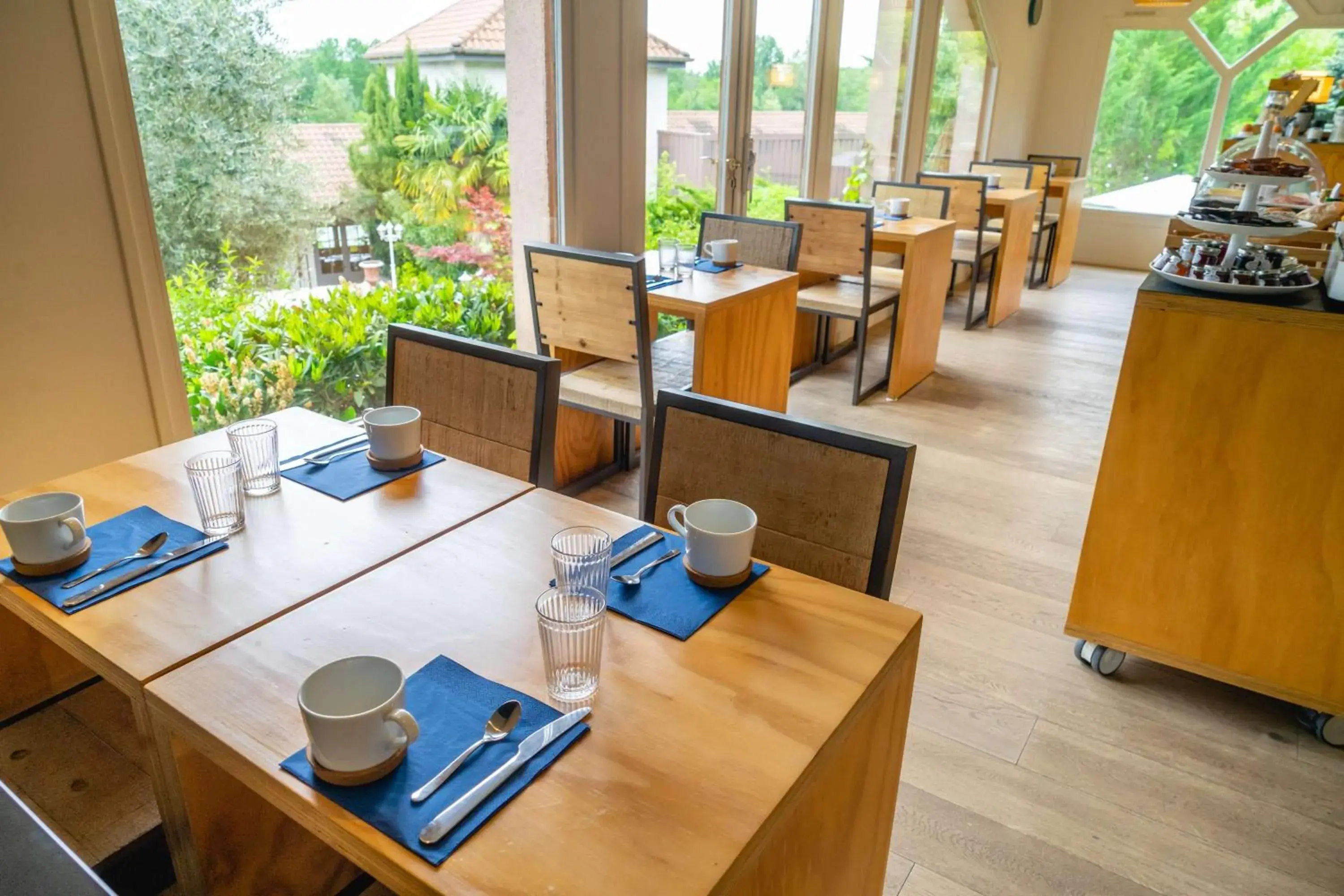 Breakfast in Best Western Bridge Hotel Lyon East Breakfast in Best Western Bridge Hotel Lyon East