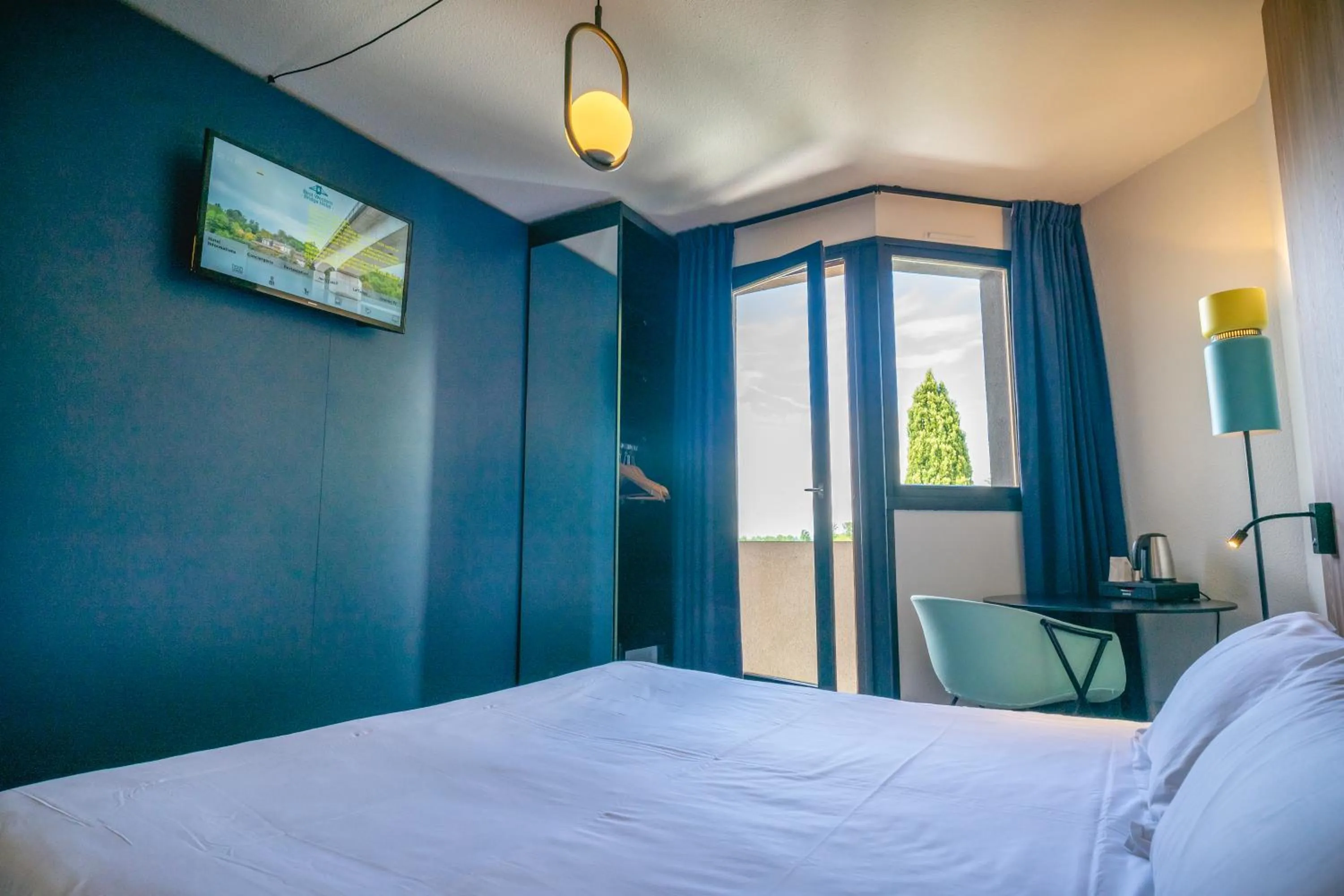 Bed in Best Western Bridge Hotel Lyon East