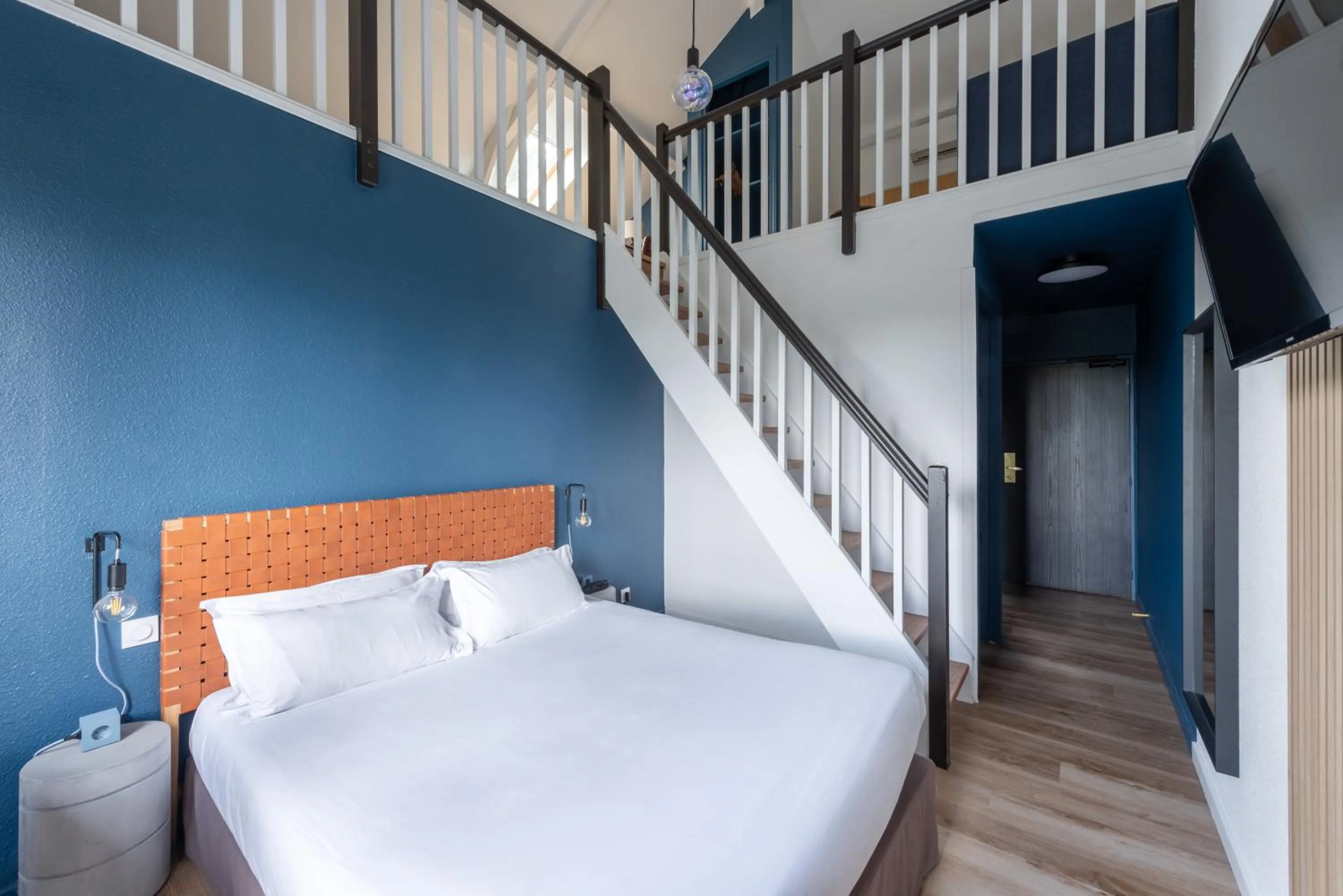 Bed in Best Western Bridge Hotel Lyon East