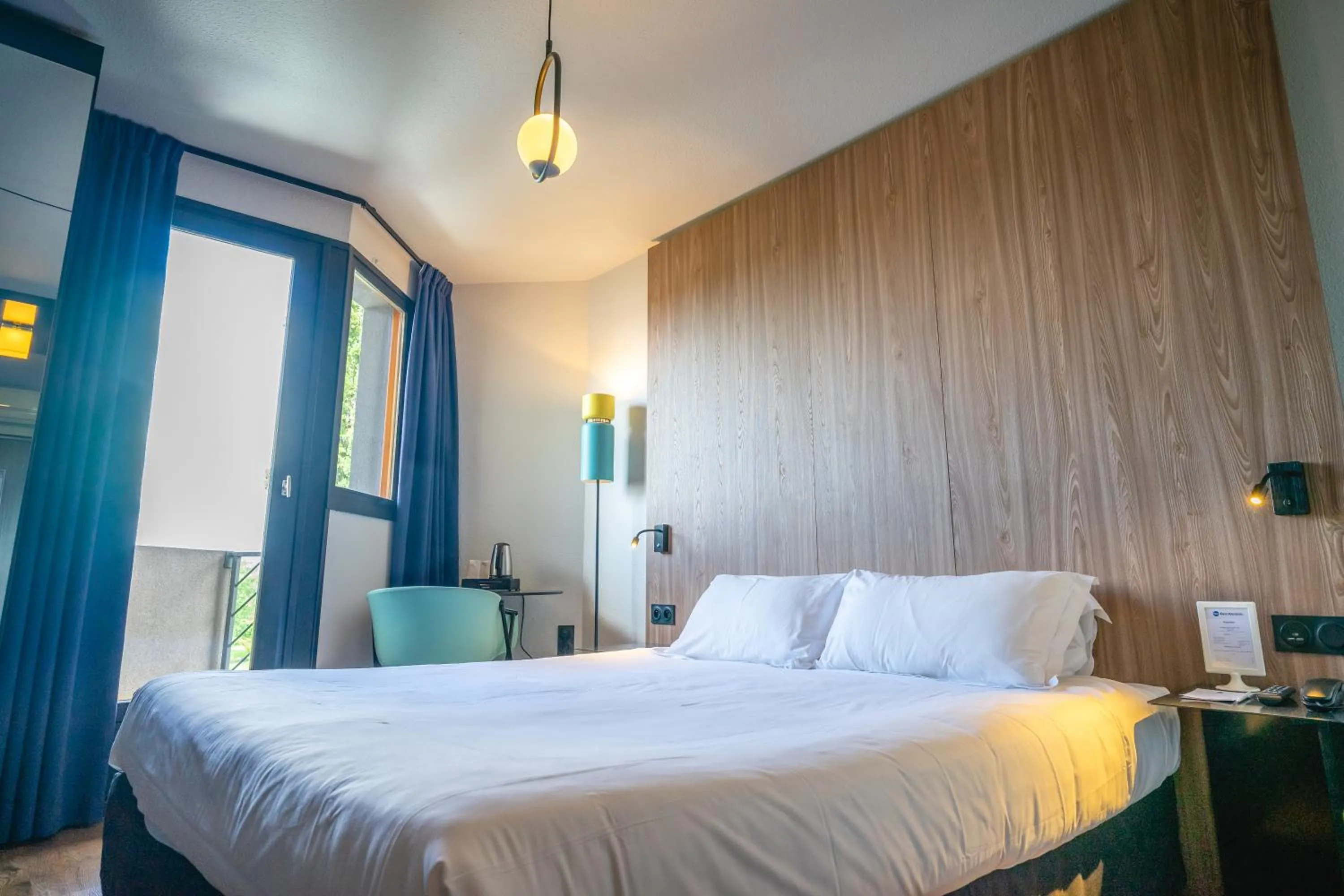 Bed in Best Western Bridge Hotel Lyon East