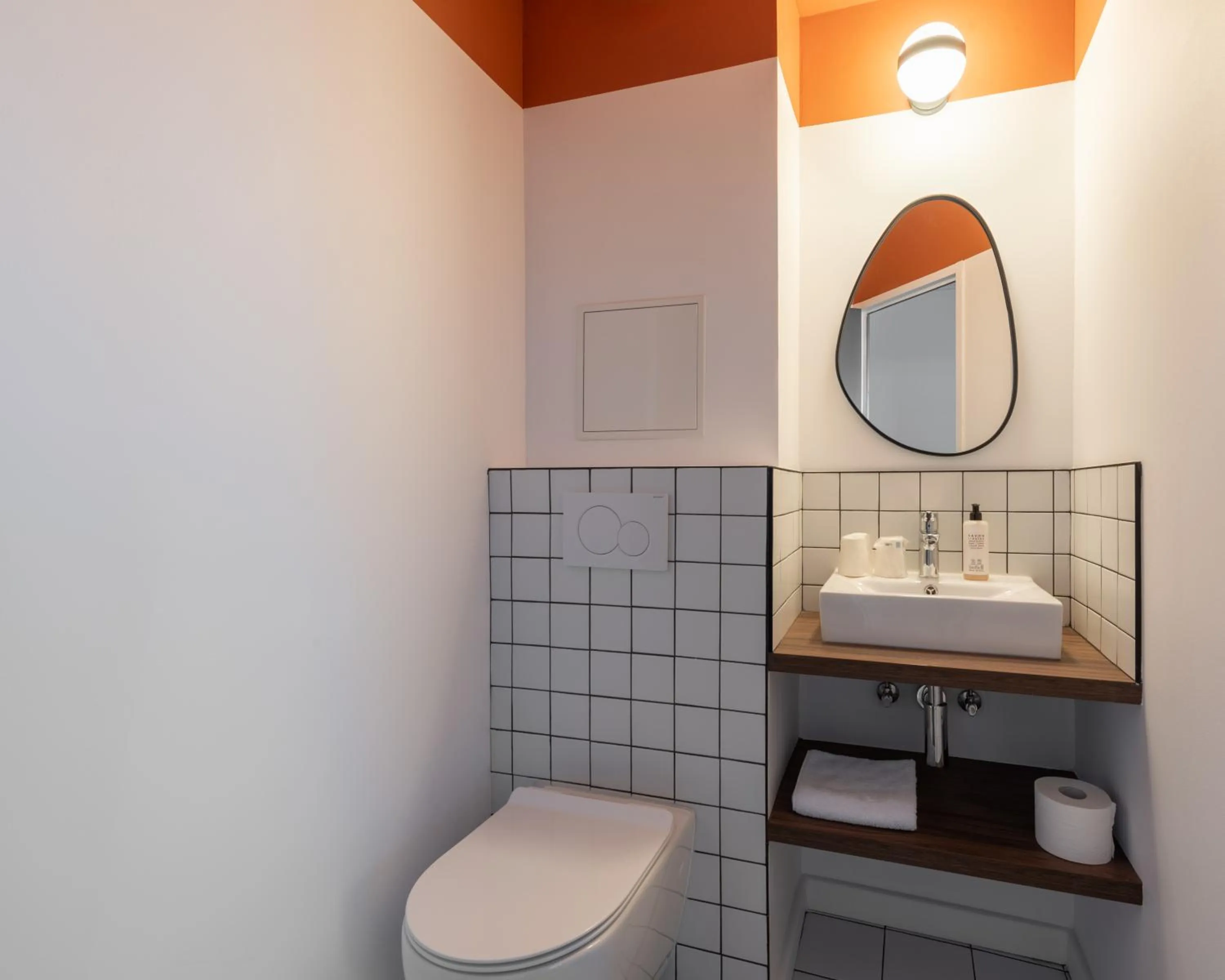 Toilet in Best Western Bridge Hotel Lyon East