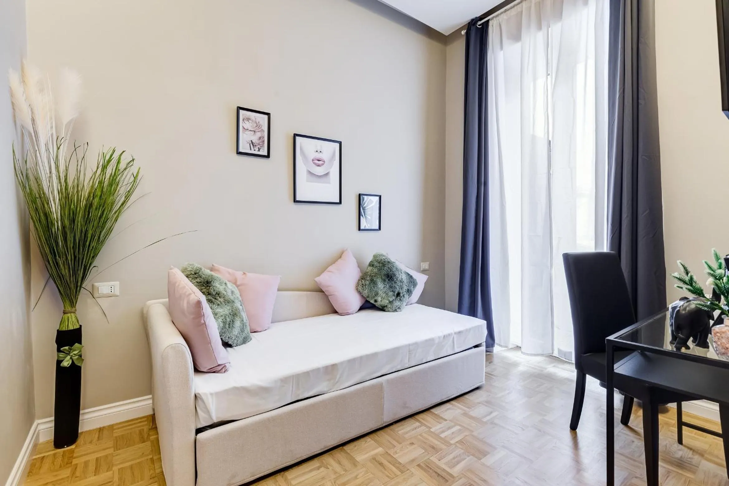 Living room, Bed in Tankara Suite