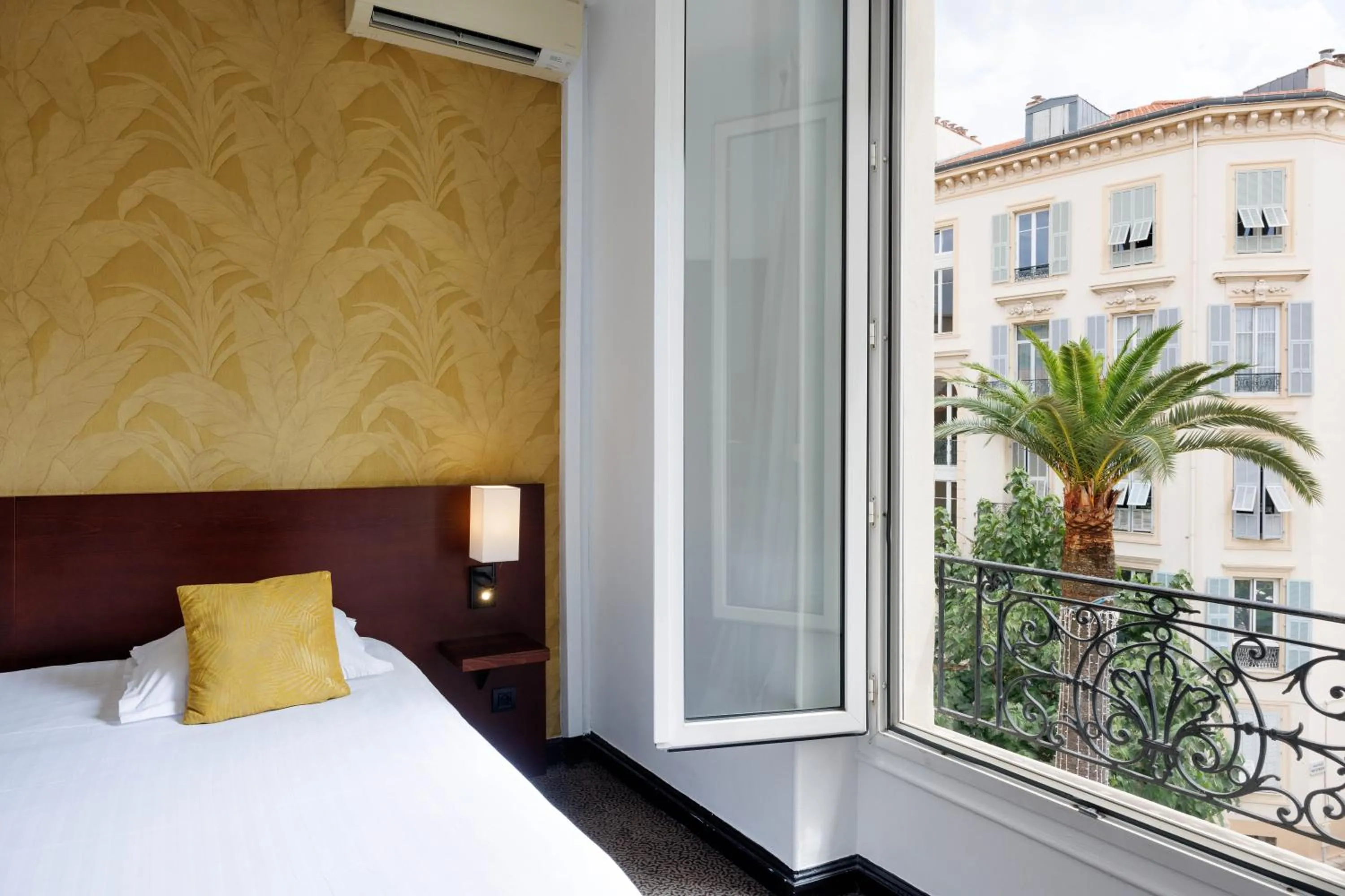 Bed in Best Western Plus Hôtel Brice Garden Nice