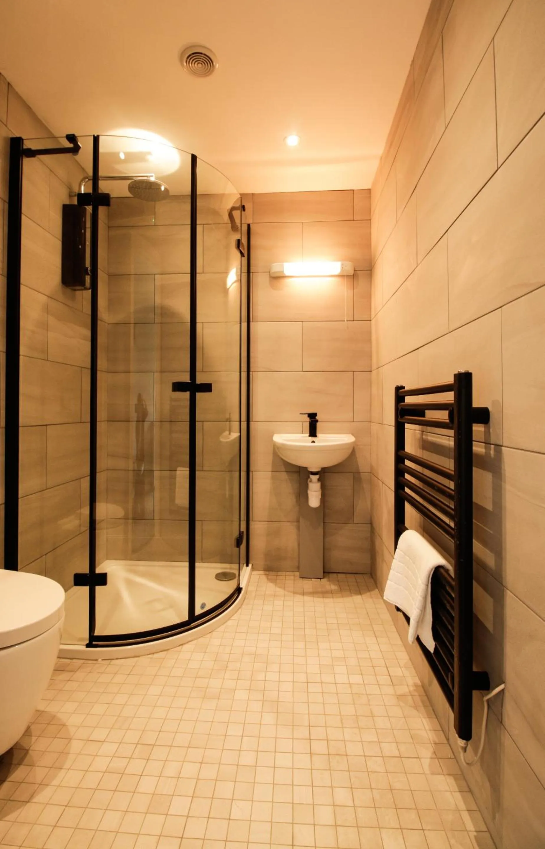 Bathroom in The Kings Arms, Colchester A120