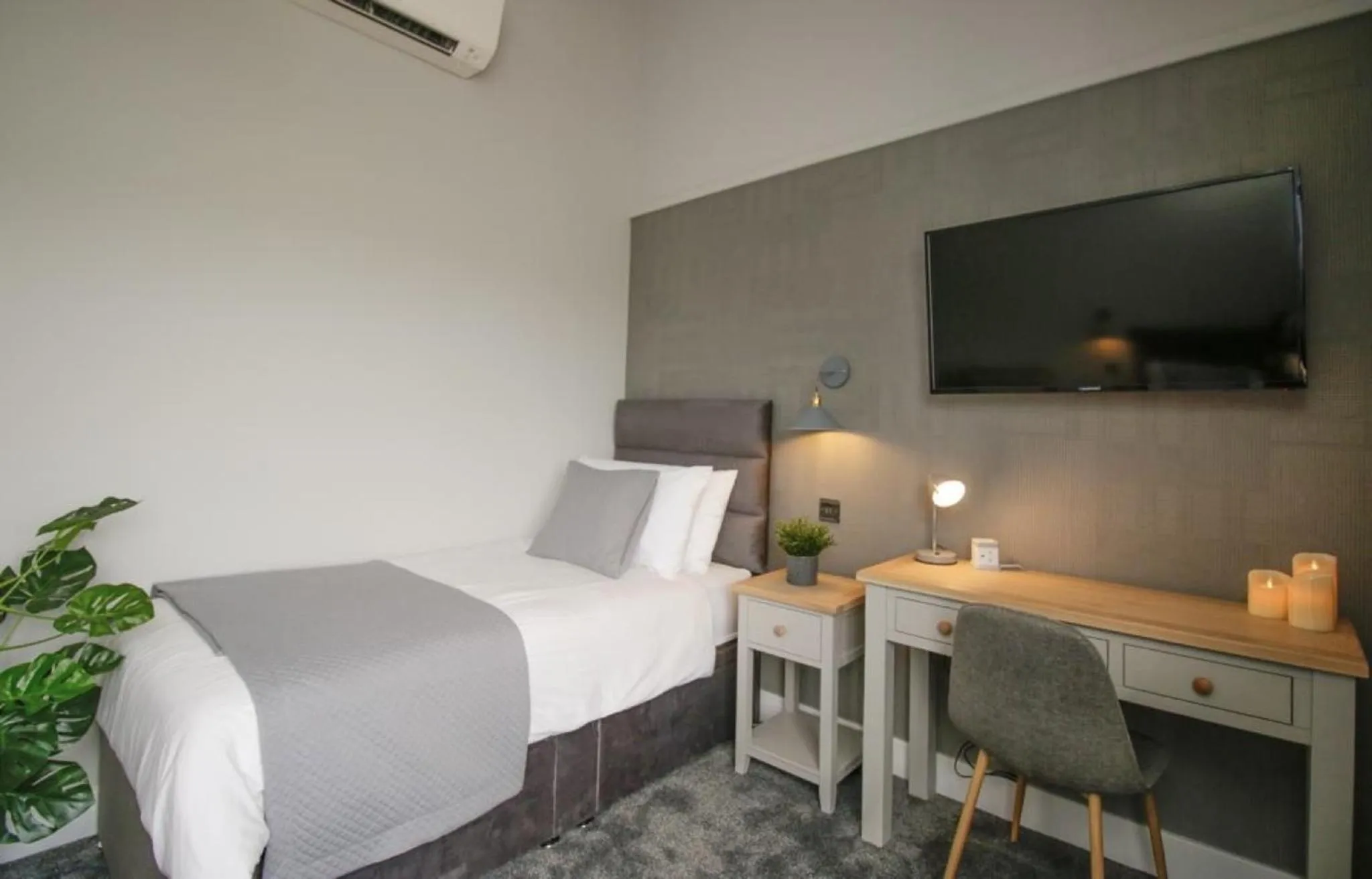 Bedroom, Bed in The Kings Arms, Colchester A120