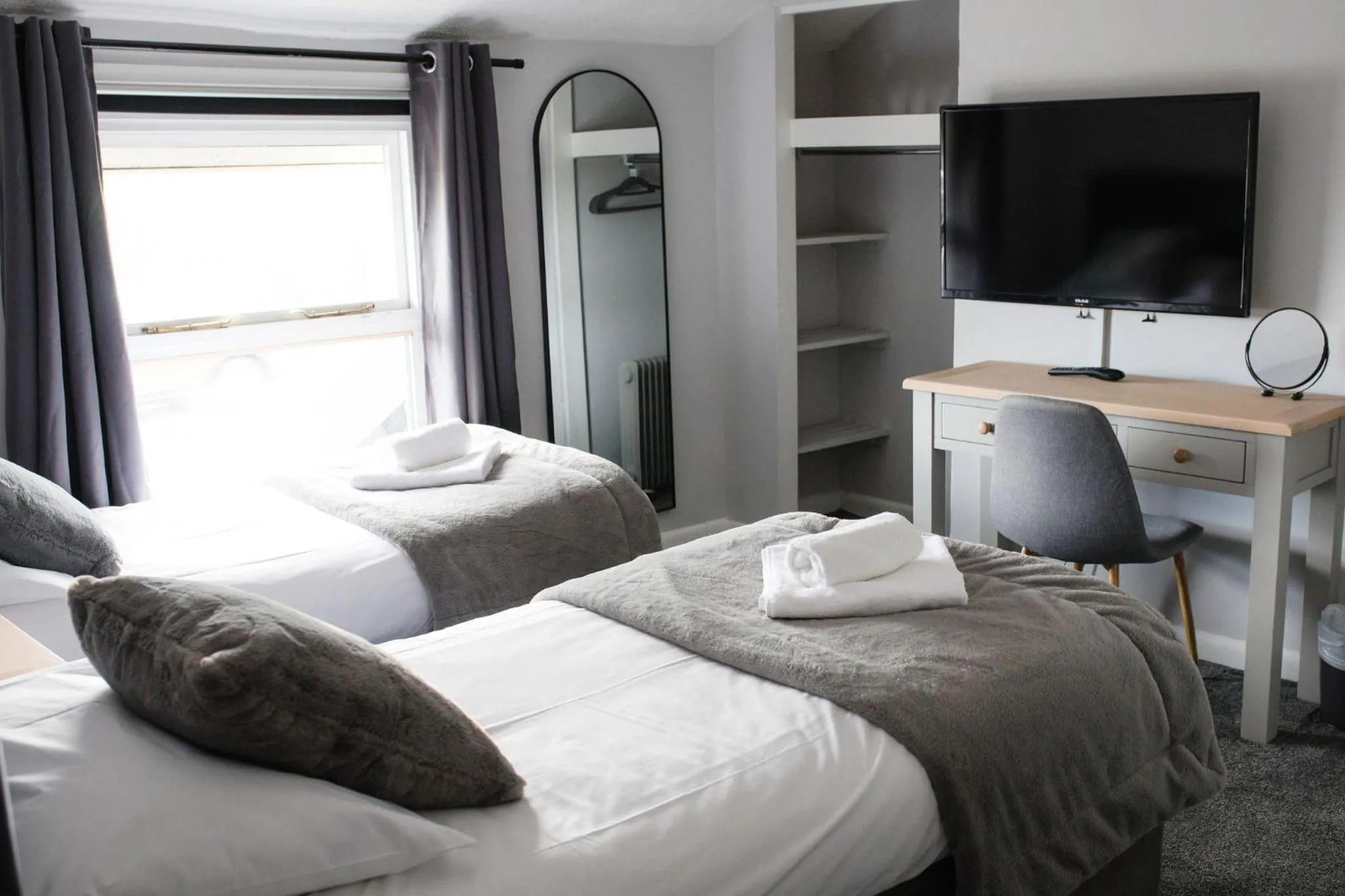 Bedroom, Bed in The Kings Arms, Colchester A120