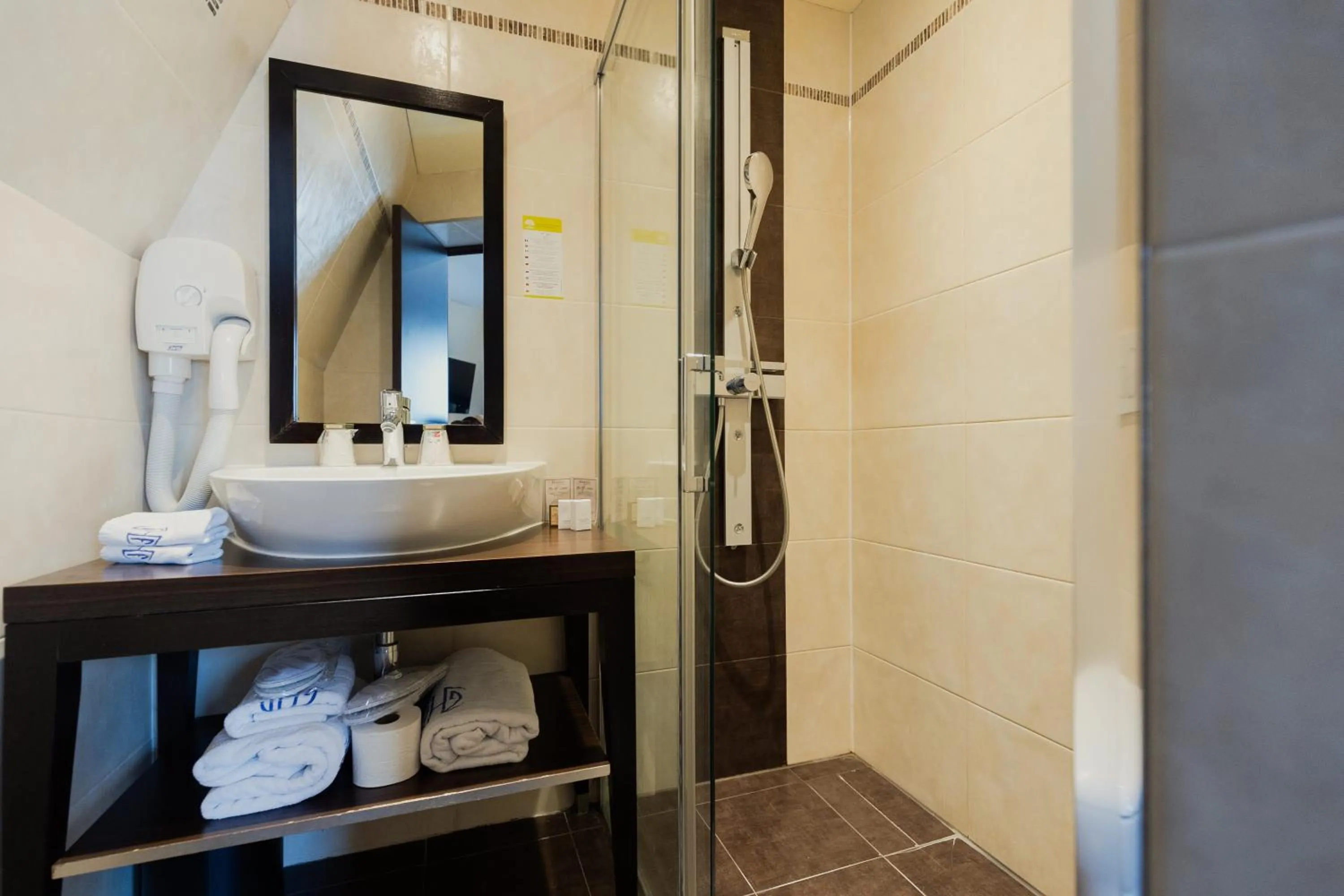 Bathroom in Grand Hotel Francais