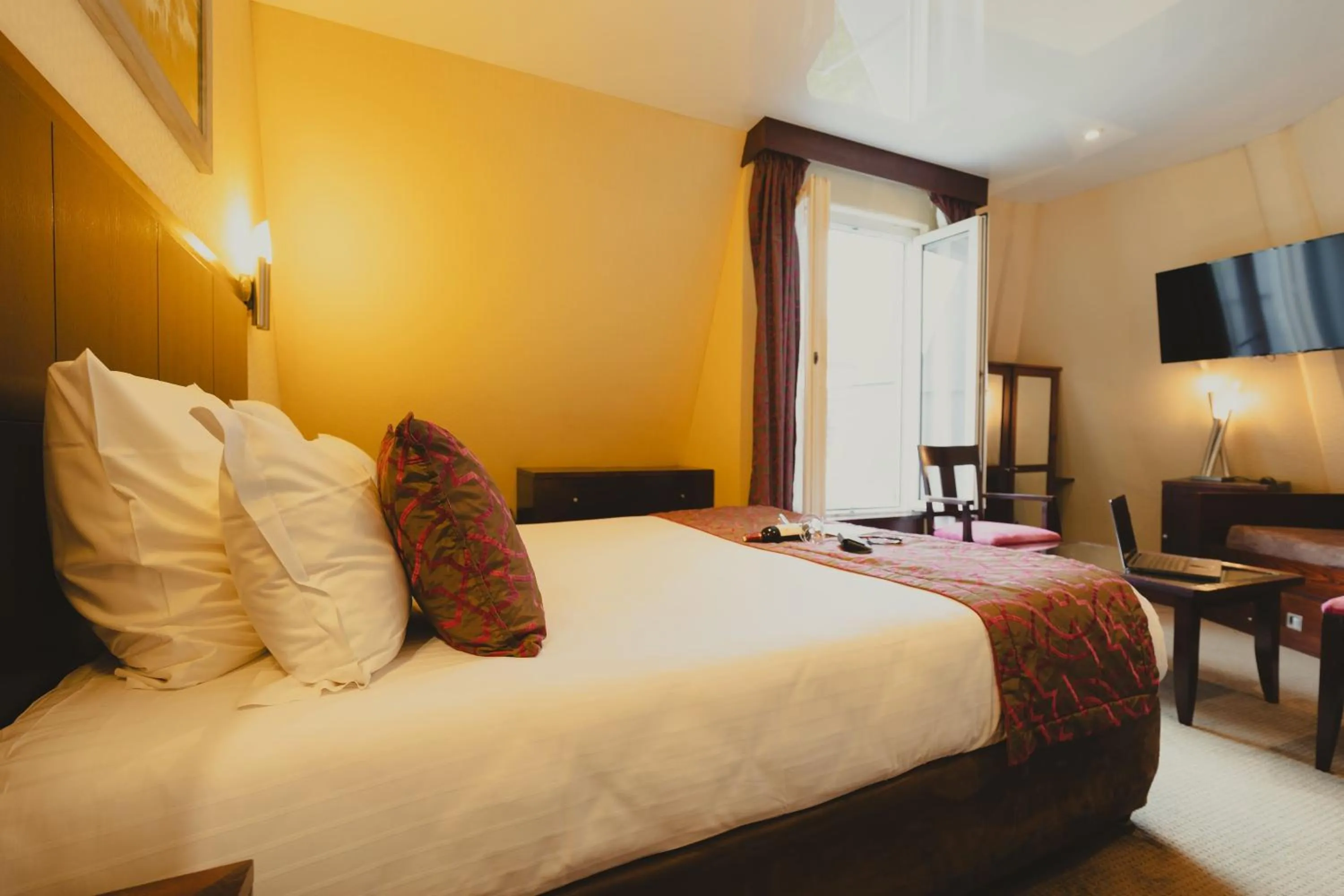 Bedroom, Bed in Grand Hotel Francais