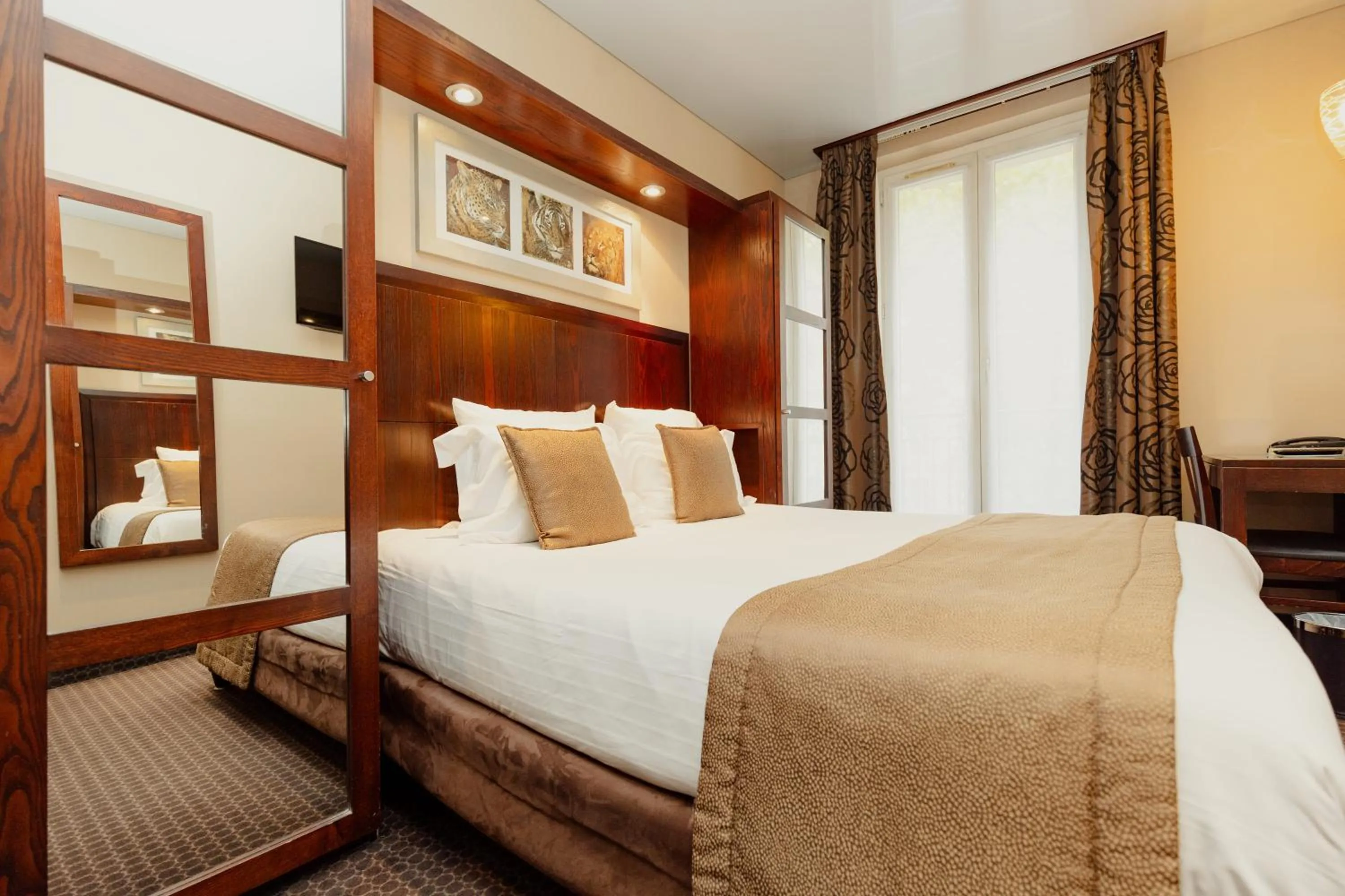 Bedroom, Bed in Grand Hotel Francais