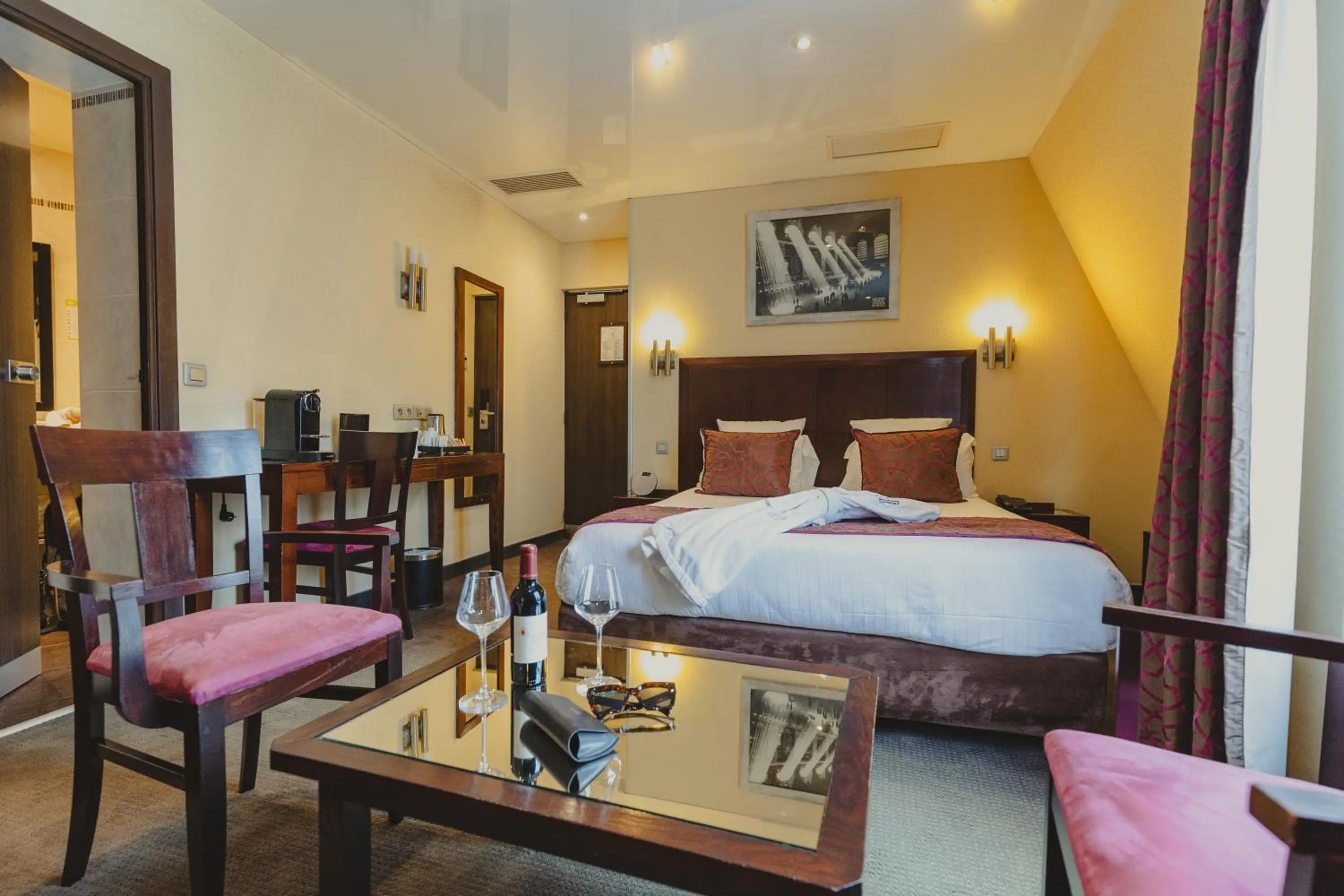 Bedroom, Bed in Grand Hotel Francais