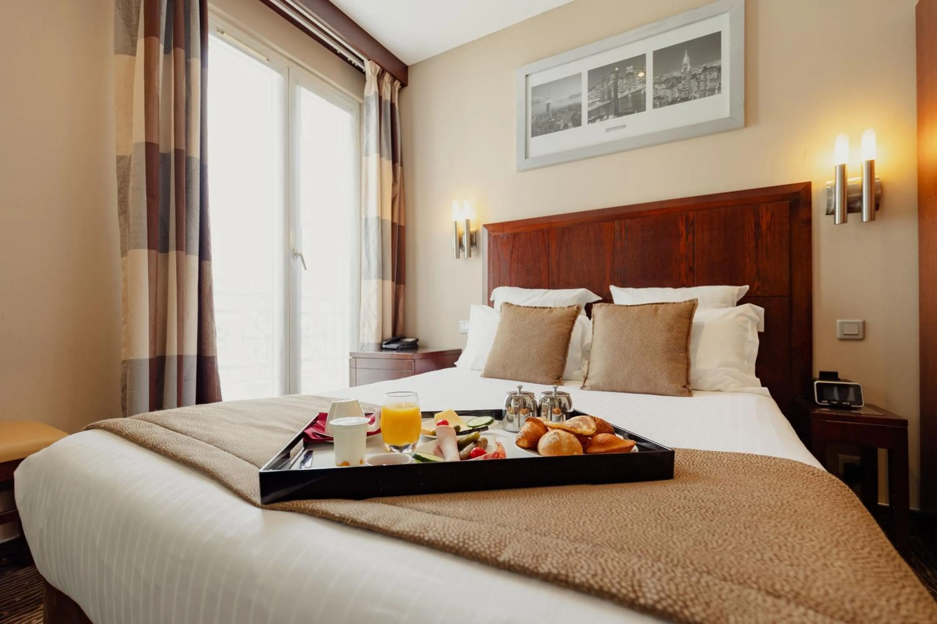 Bedroom, Bed in Grand Hotel Francais