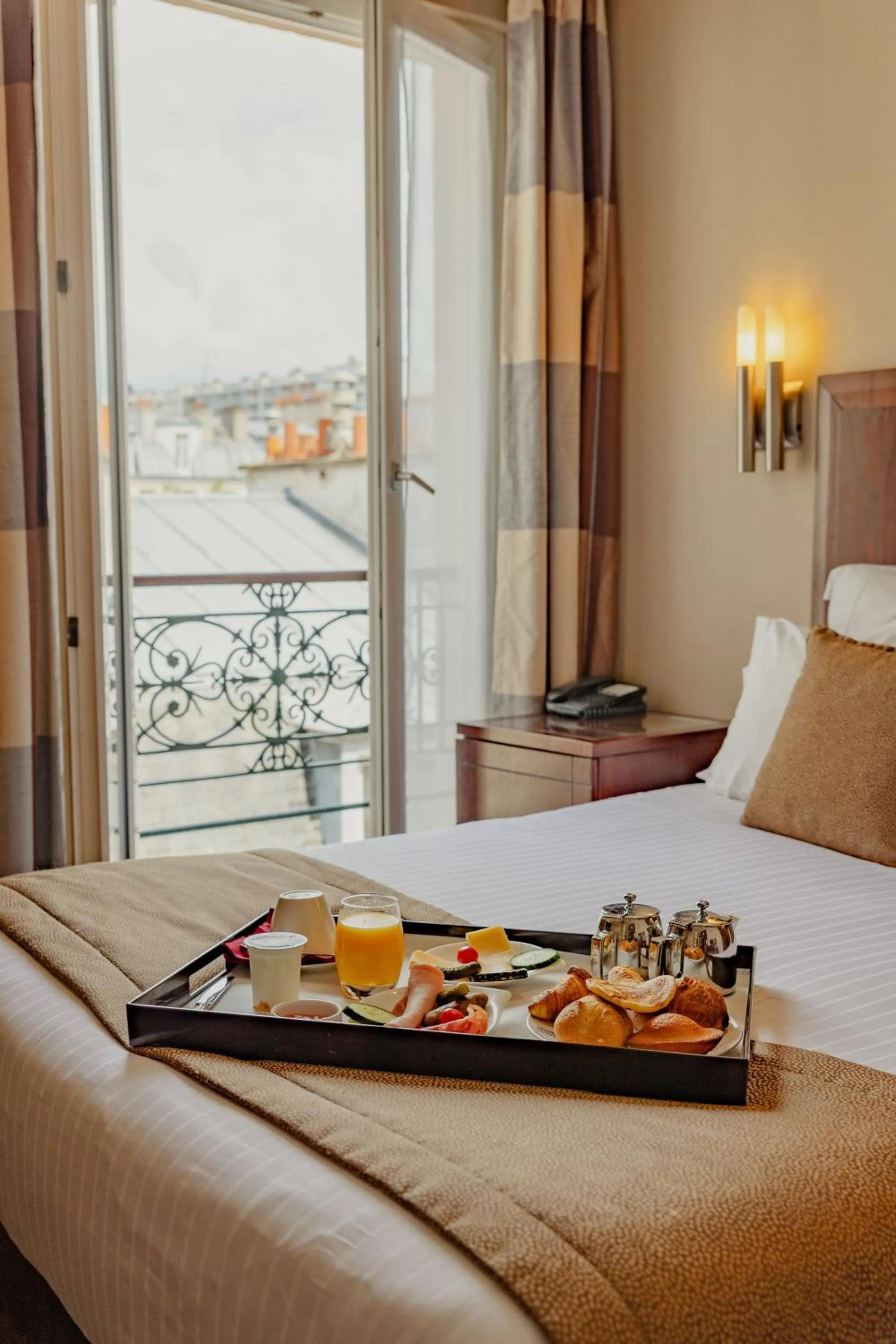 Balcony/Terrace, Bed in Grand Hotel Francais