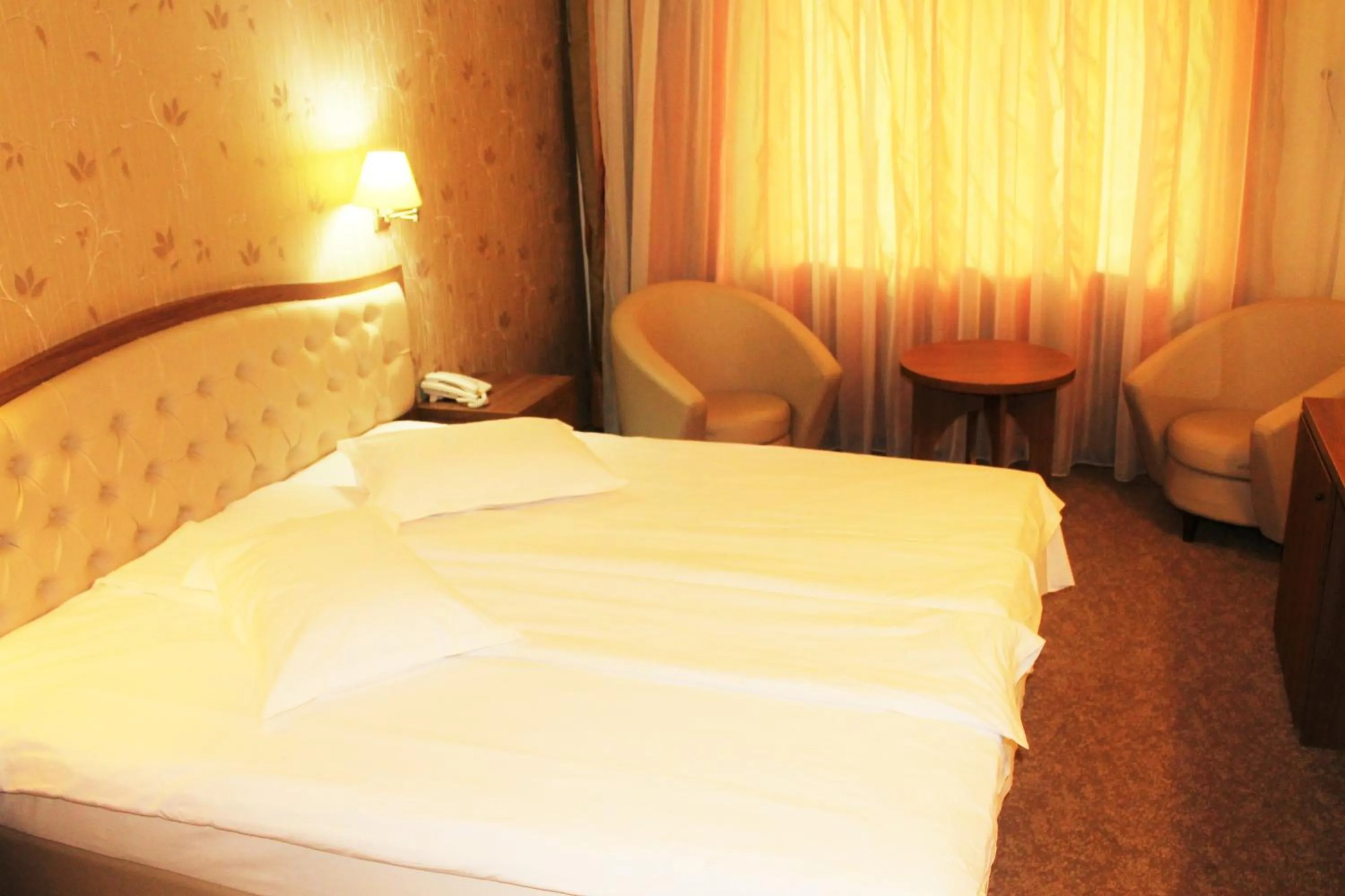 Balcony/Terrace, Bed in Hotel Crisalpin