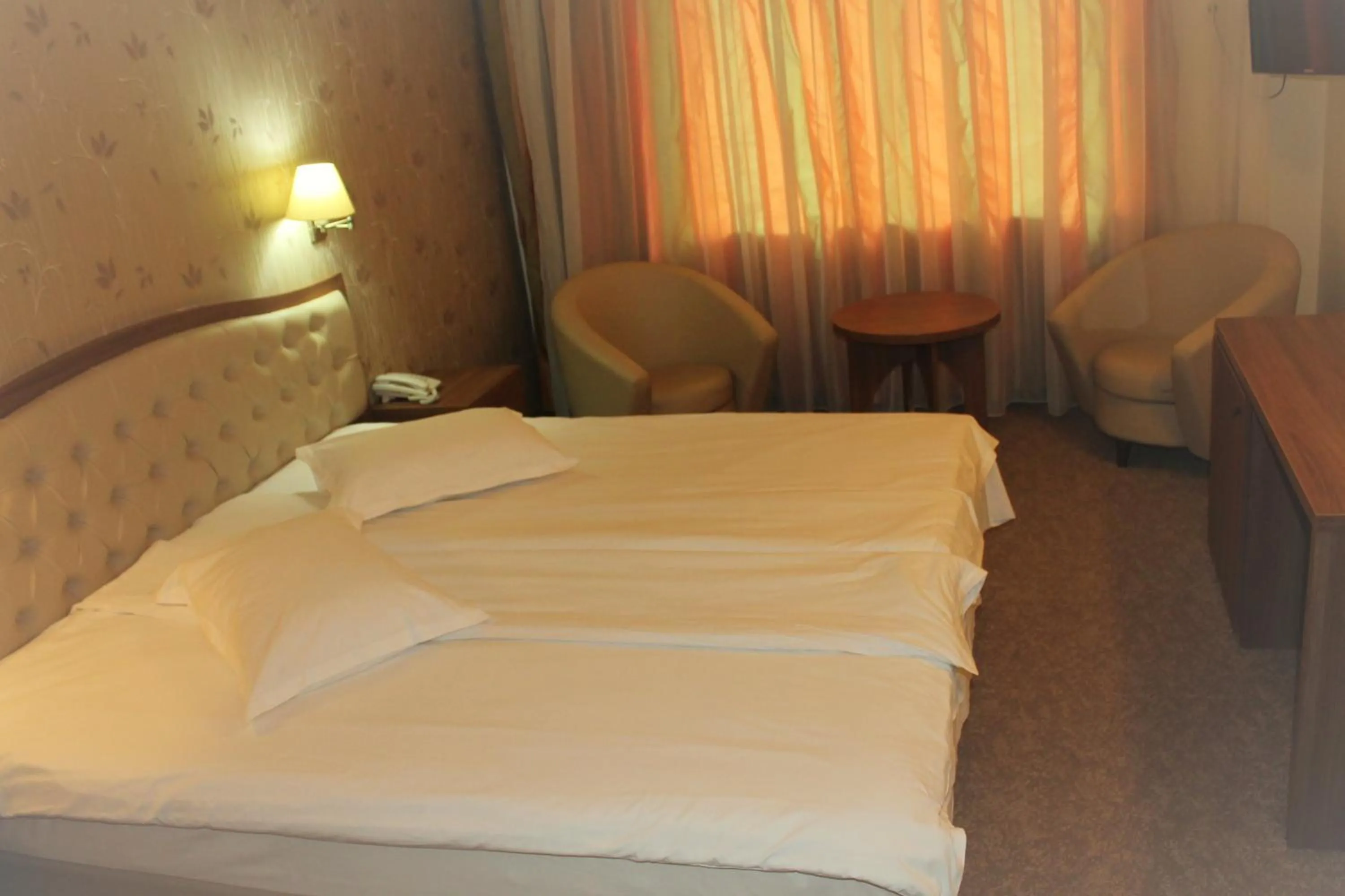 Bathroom, Bed in Hotel Crisalpin