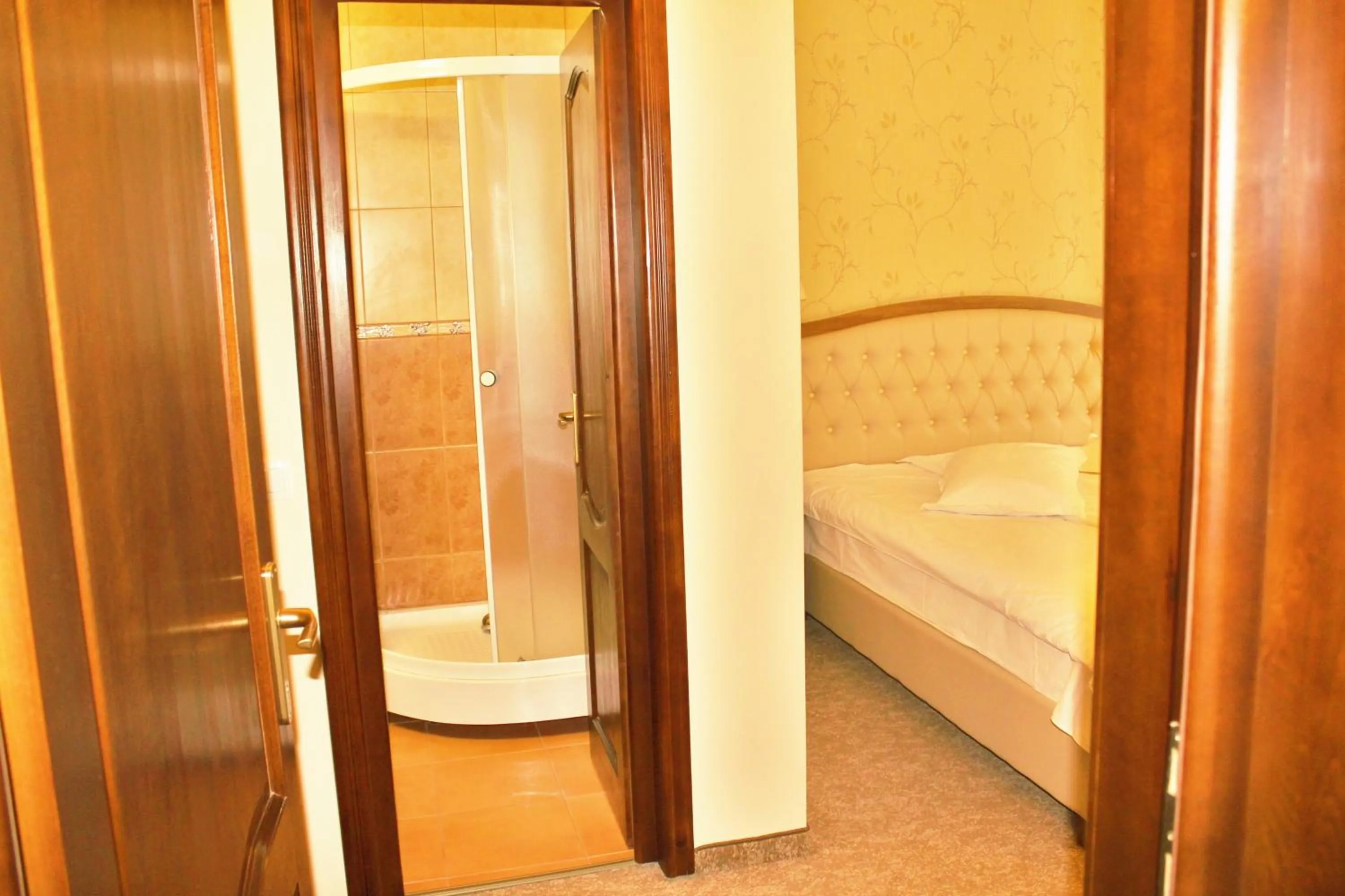 Bathroom, Bed in Hotel Crisalpin