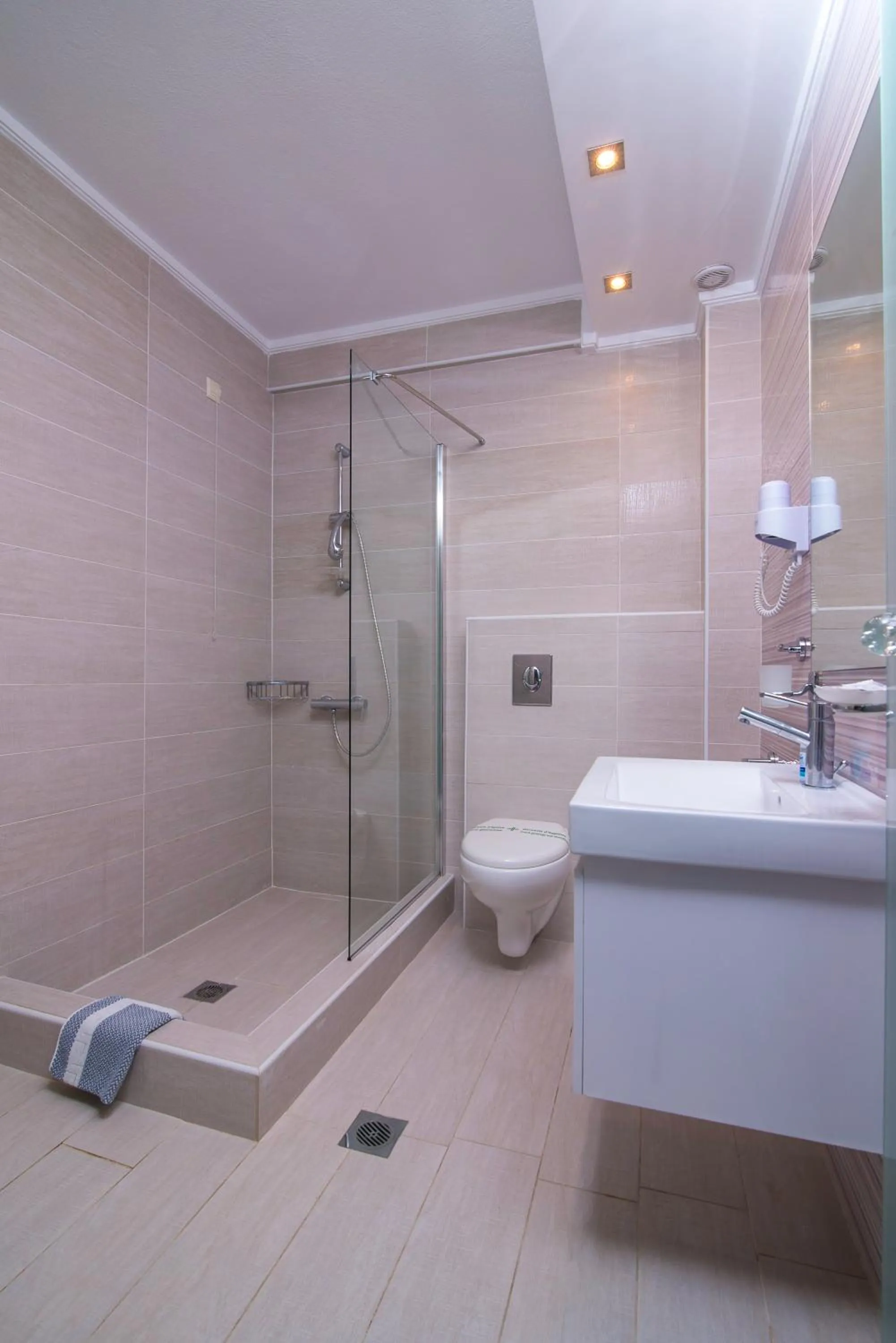 Bathroom in Ocean Beach Hotel