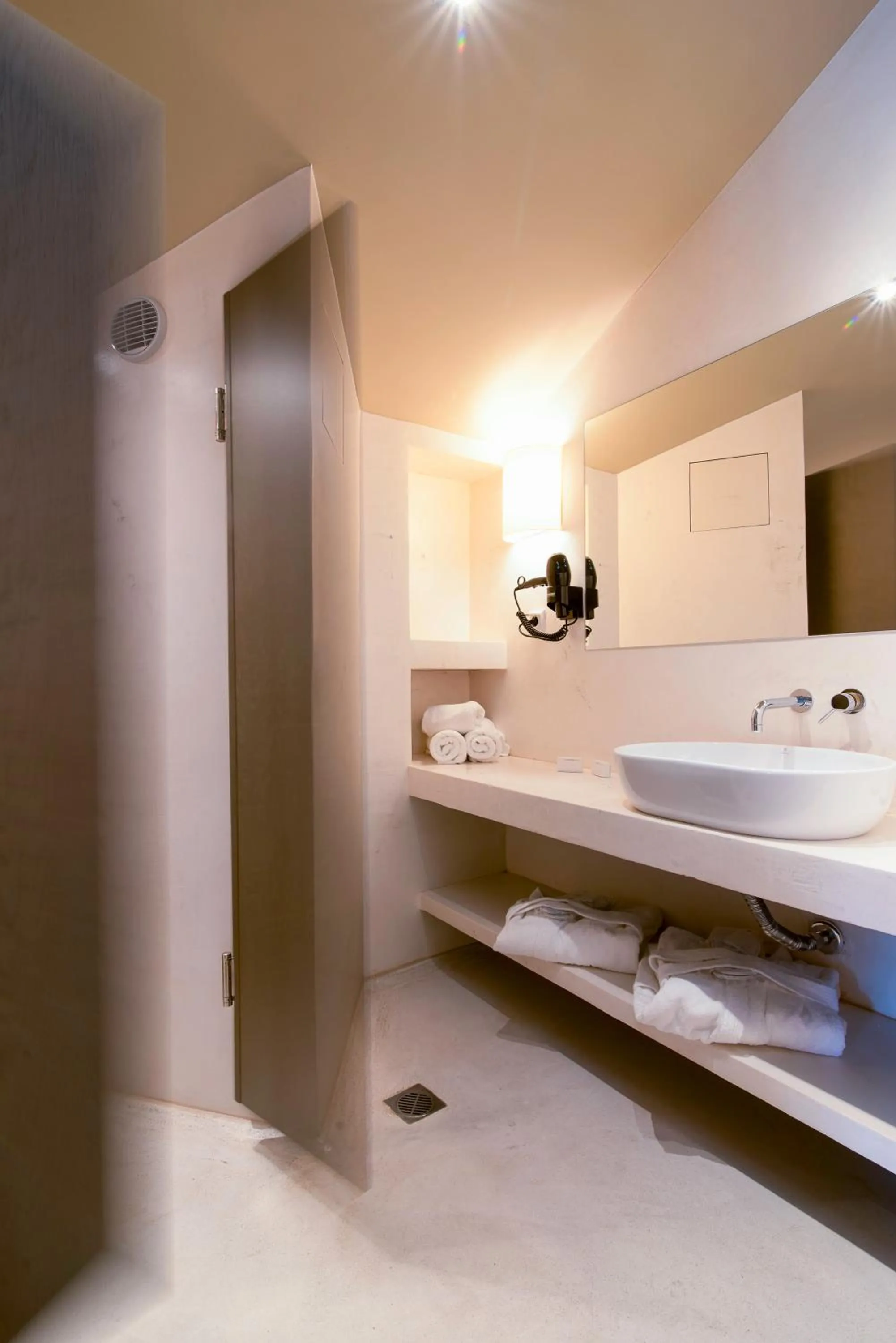 Shower, Bed in Ocean Beach Hotel