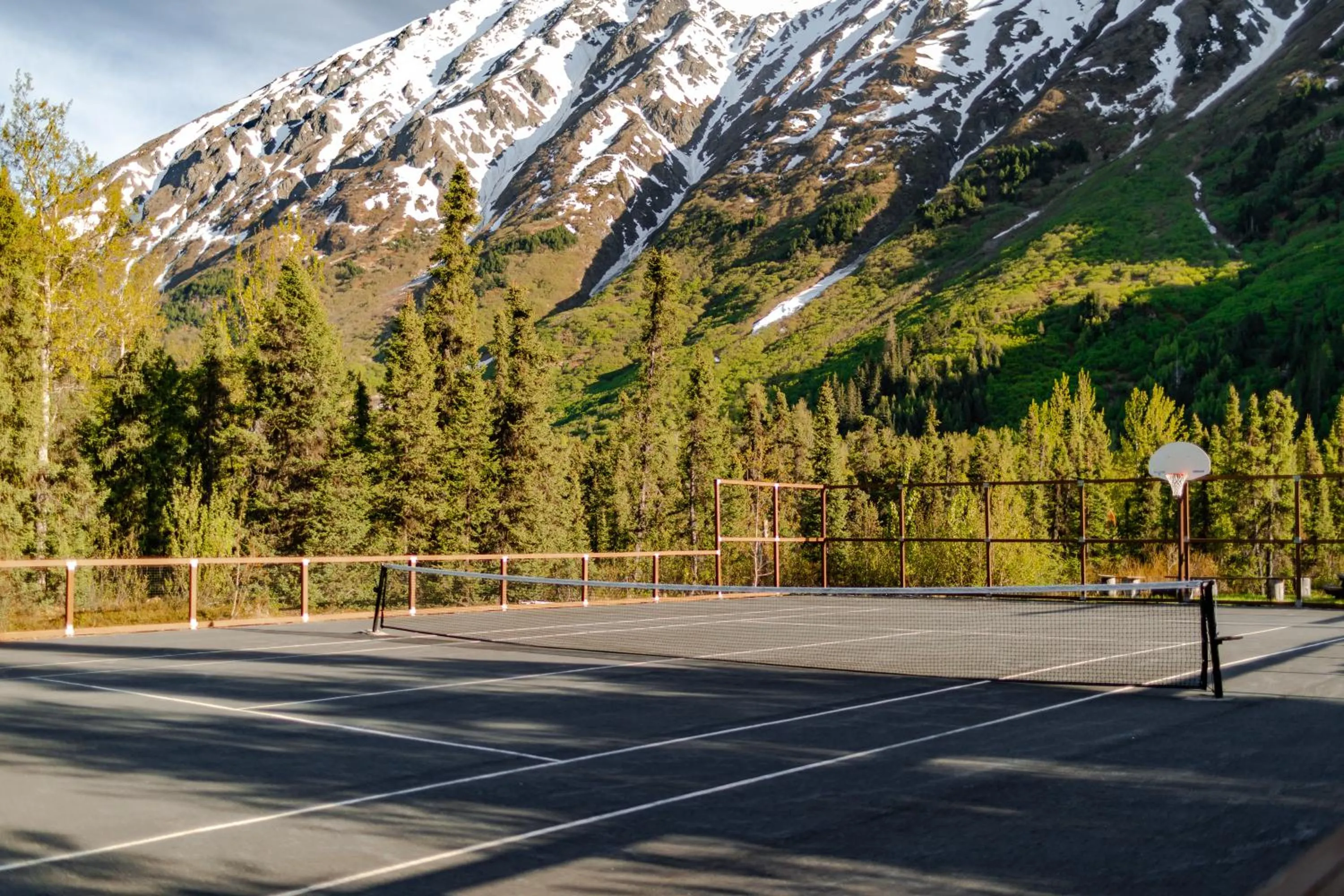 Tennis court in Inn at Tern Lake