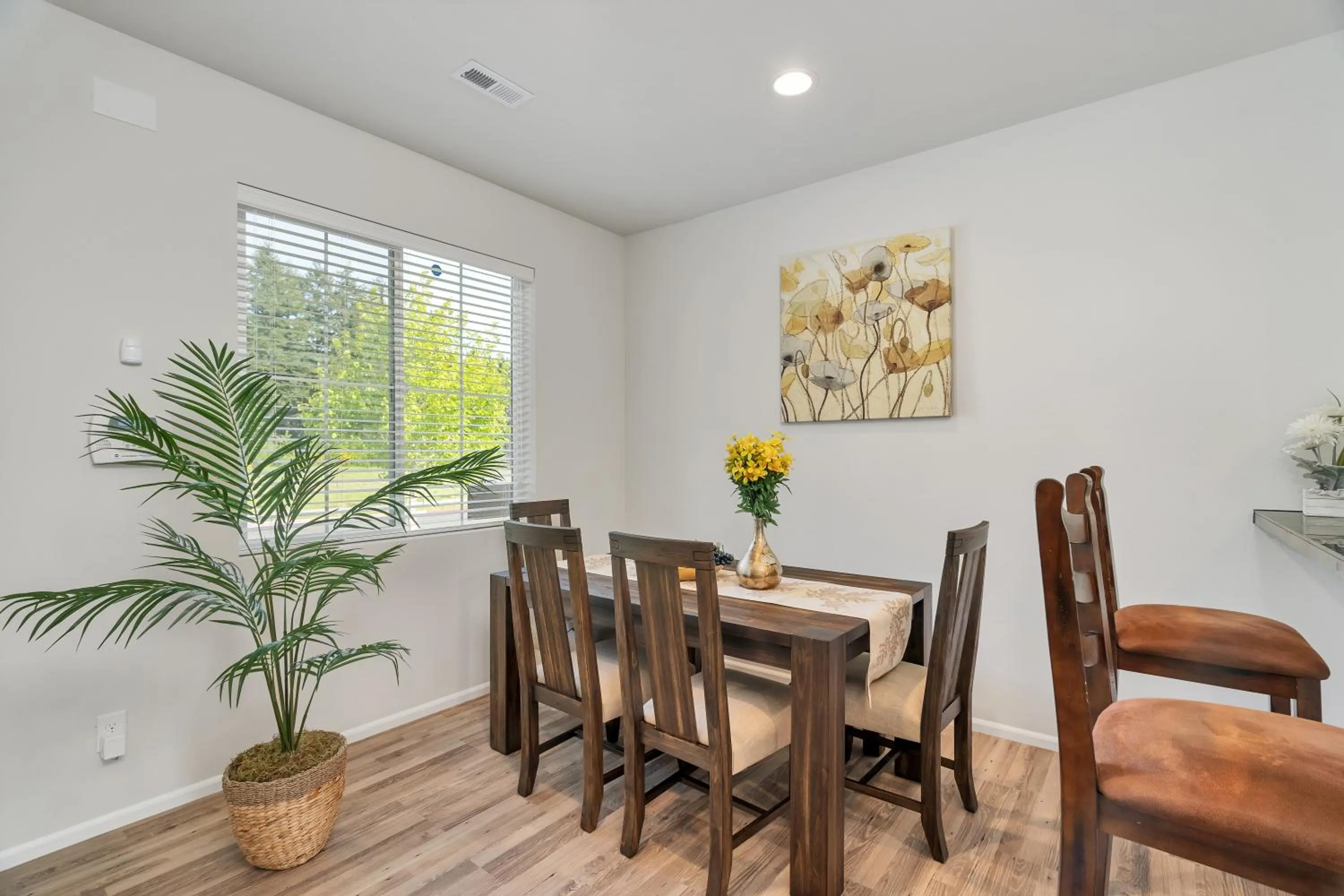 Dining area in Terra House Tacoma - EV Power Station, Crib, Stroller, High Chair