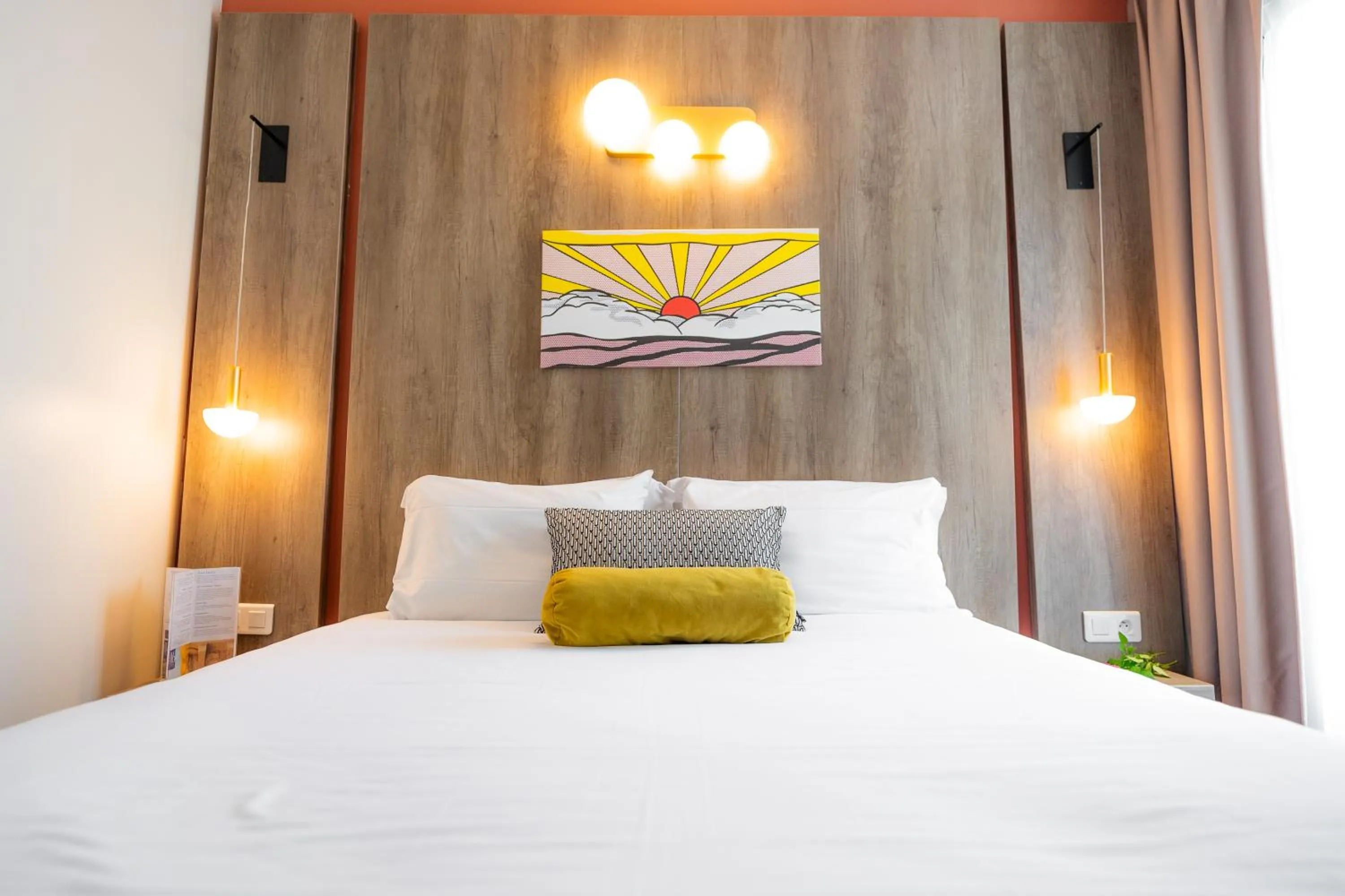 Bedroom, Bed in Hôtel Le Seize, Nice Centre