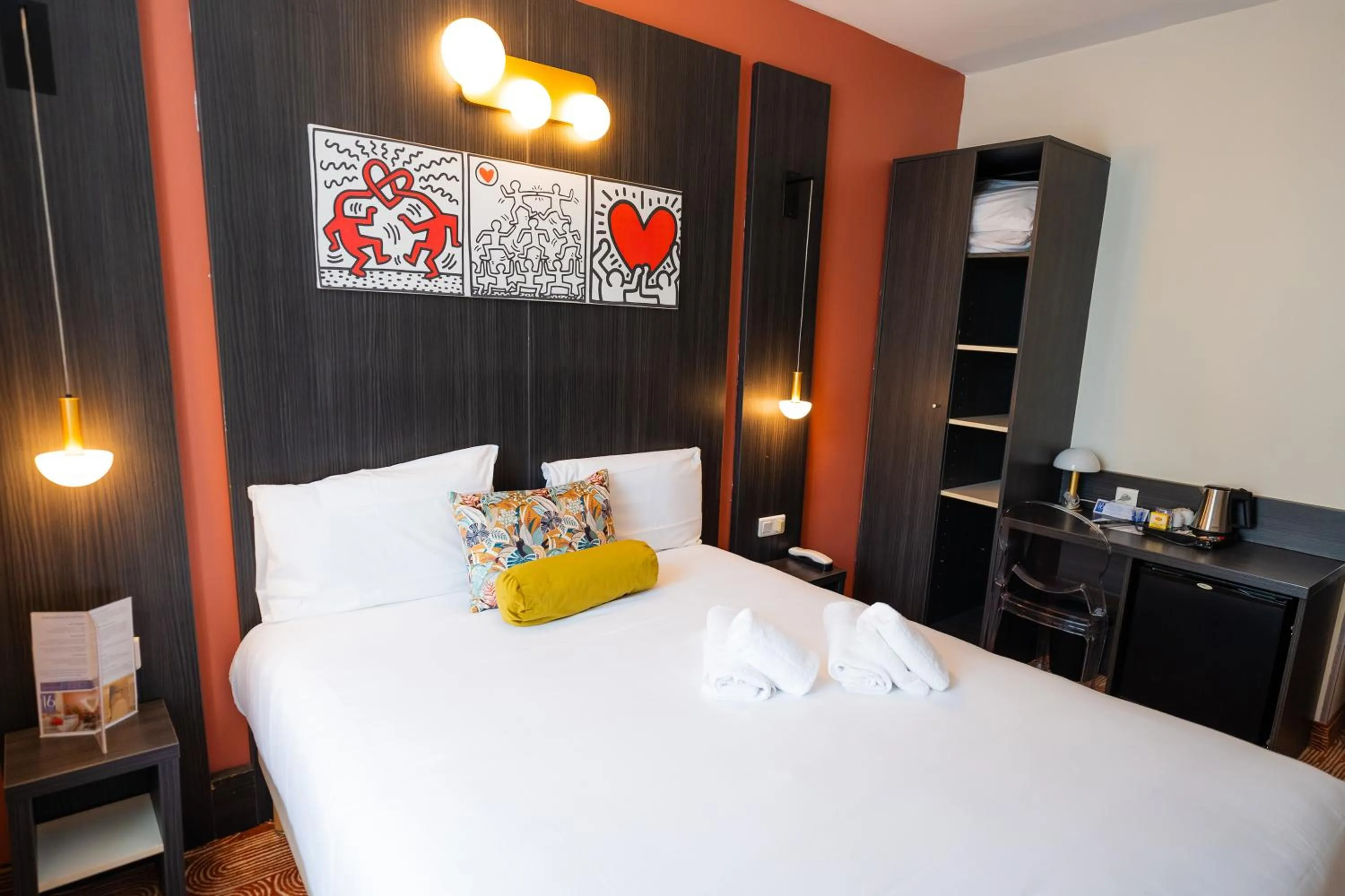 Bedroom, Bed in Hôtel Le Seize, Nice Centre