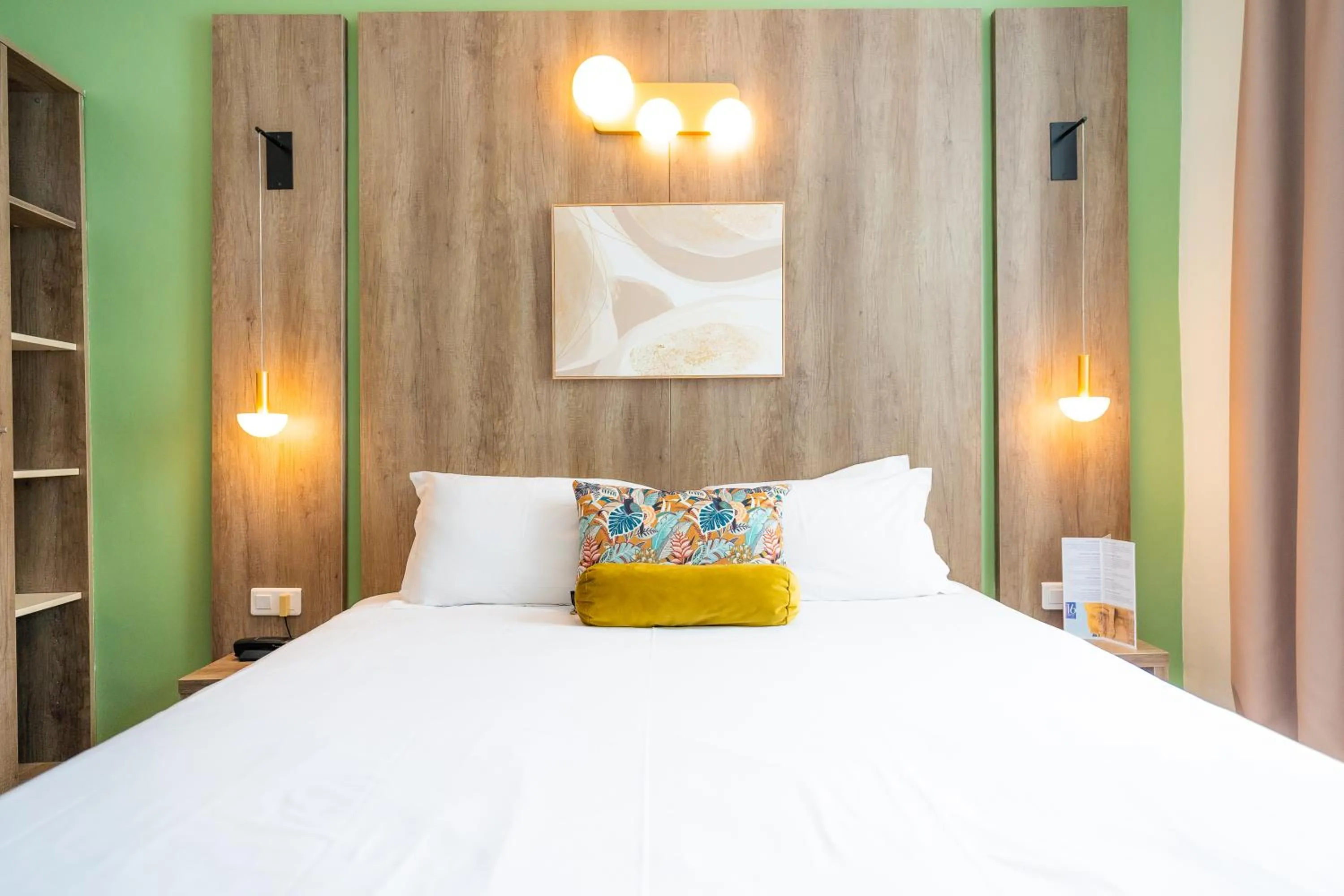 Bedroom, Bed in Hôtel Le Seize, Nice Centre