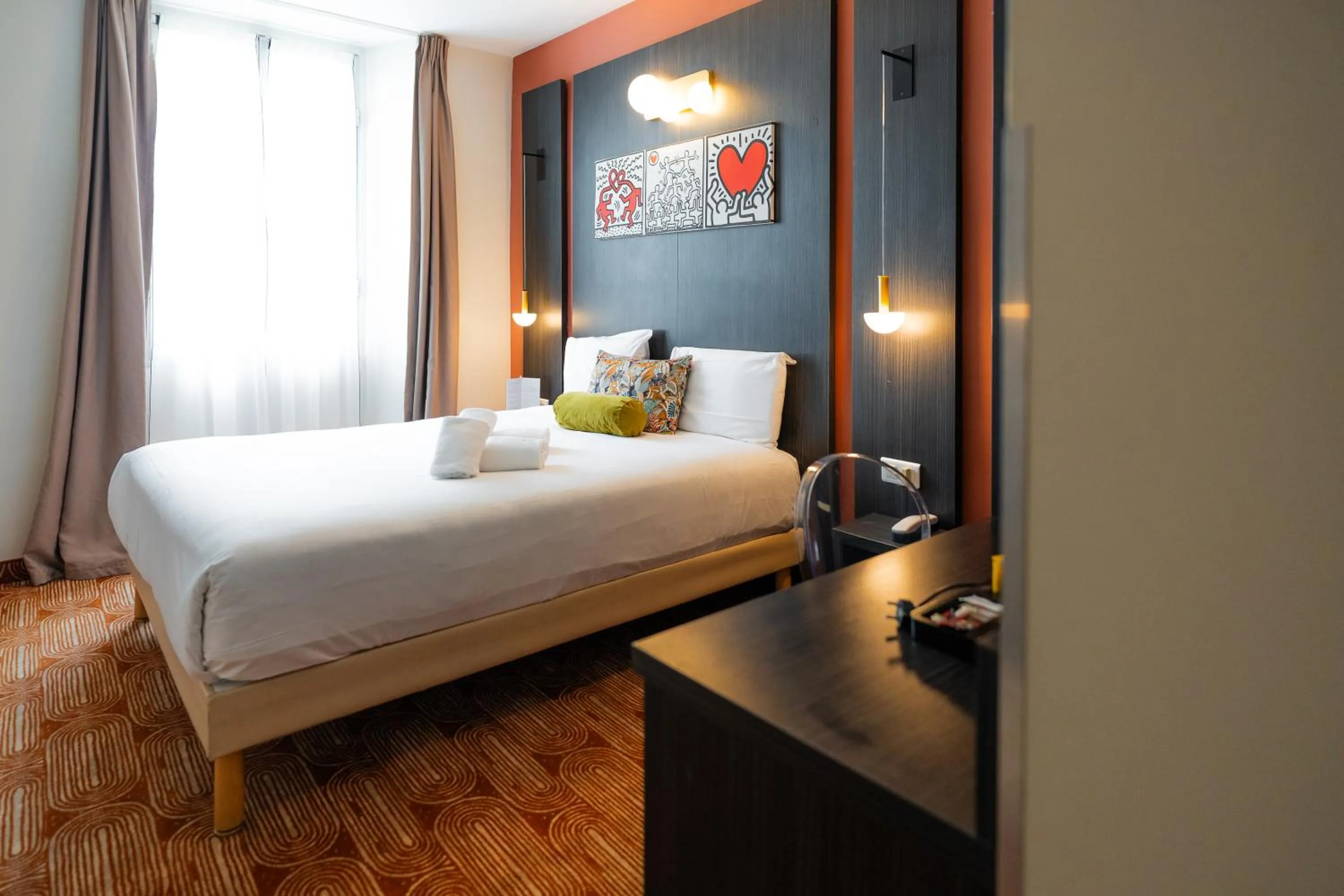 Bedroom, Bed in Hôtel Le Seize, Nice Centre