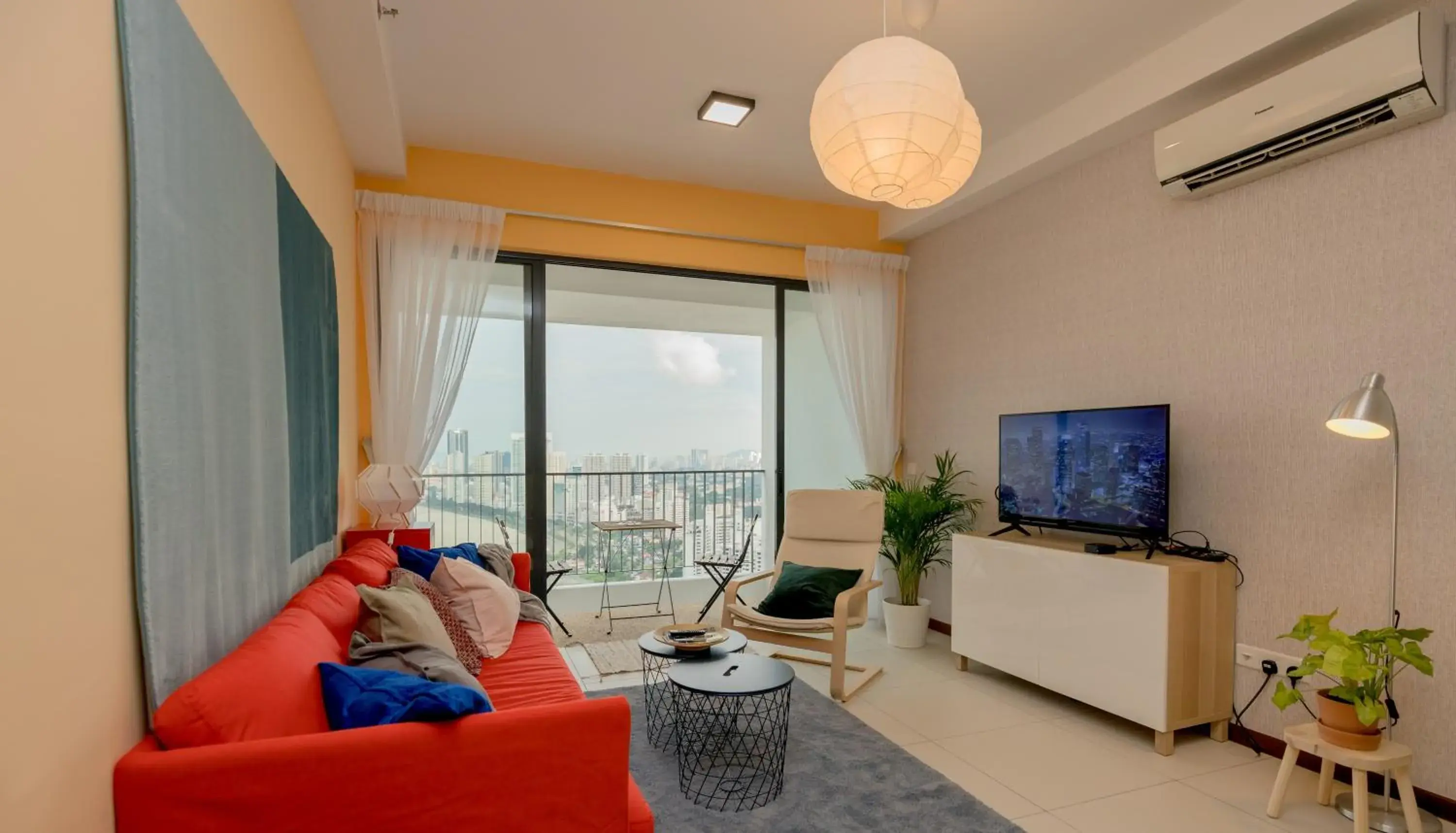 Living room in The Landmark Condo, by Sanguine Living room in The Landmark Condo, by Sanguine