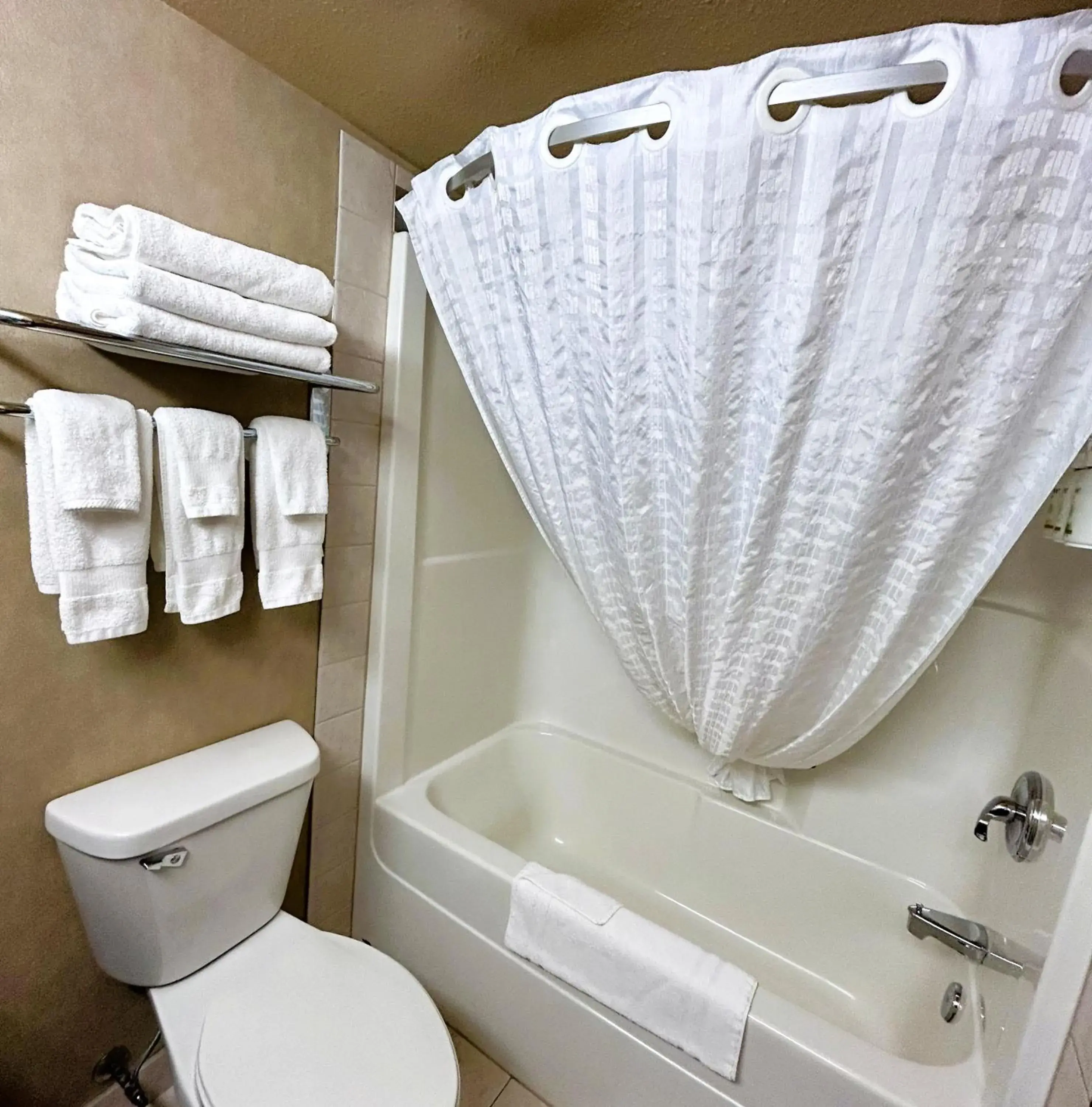 Double Room with Three Double Beds in Canalta Brooks Double Room with Three Double Beds in Canalta Brooks