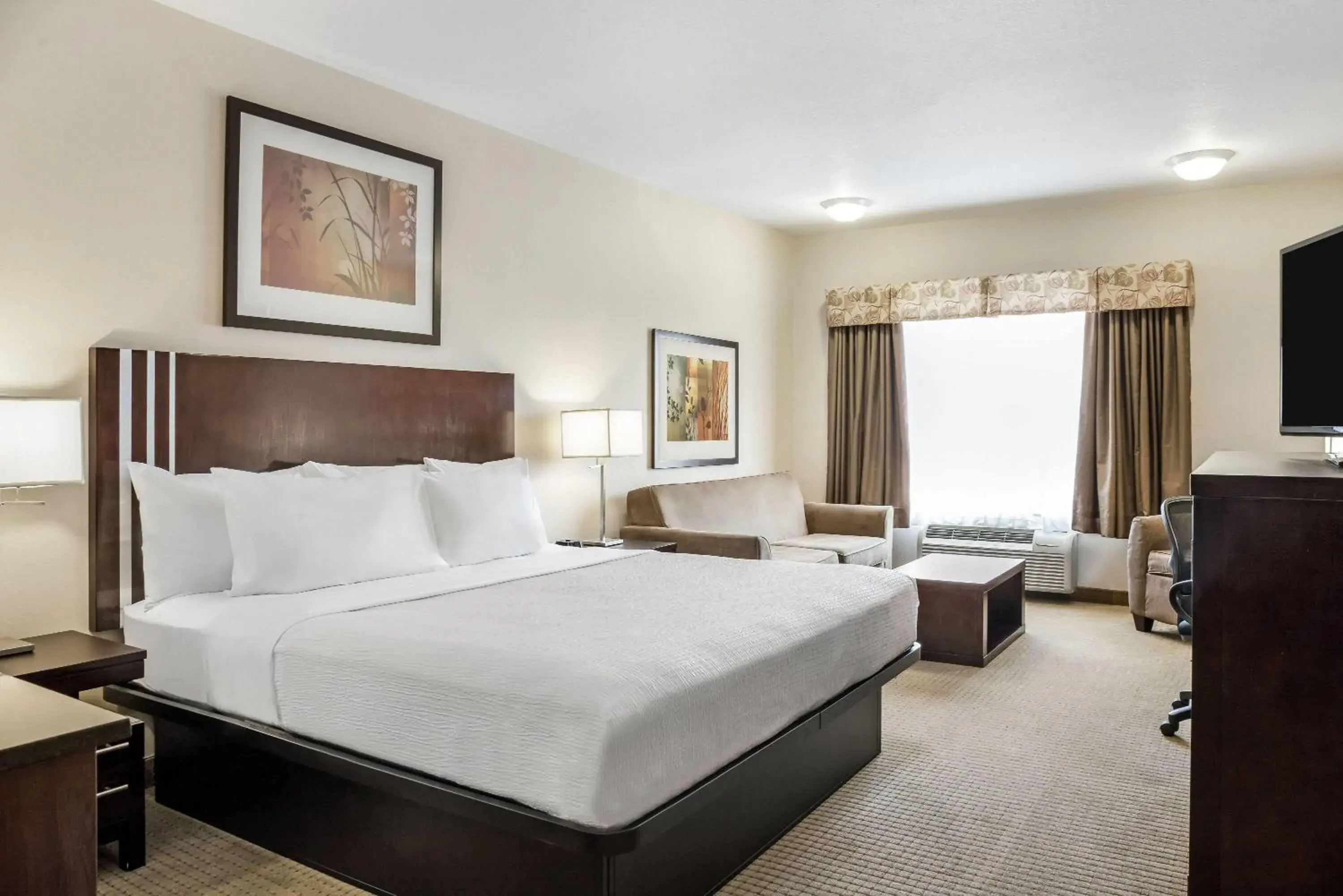 Bed in Ramada by Wyndham Lac La Biche Bed in Ramada by Wyndham Lac La Biche