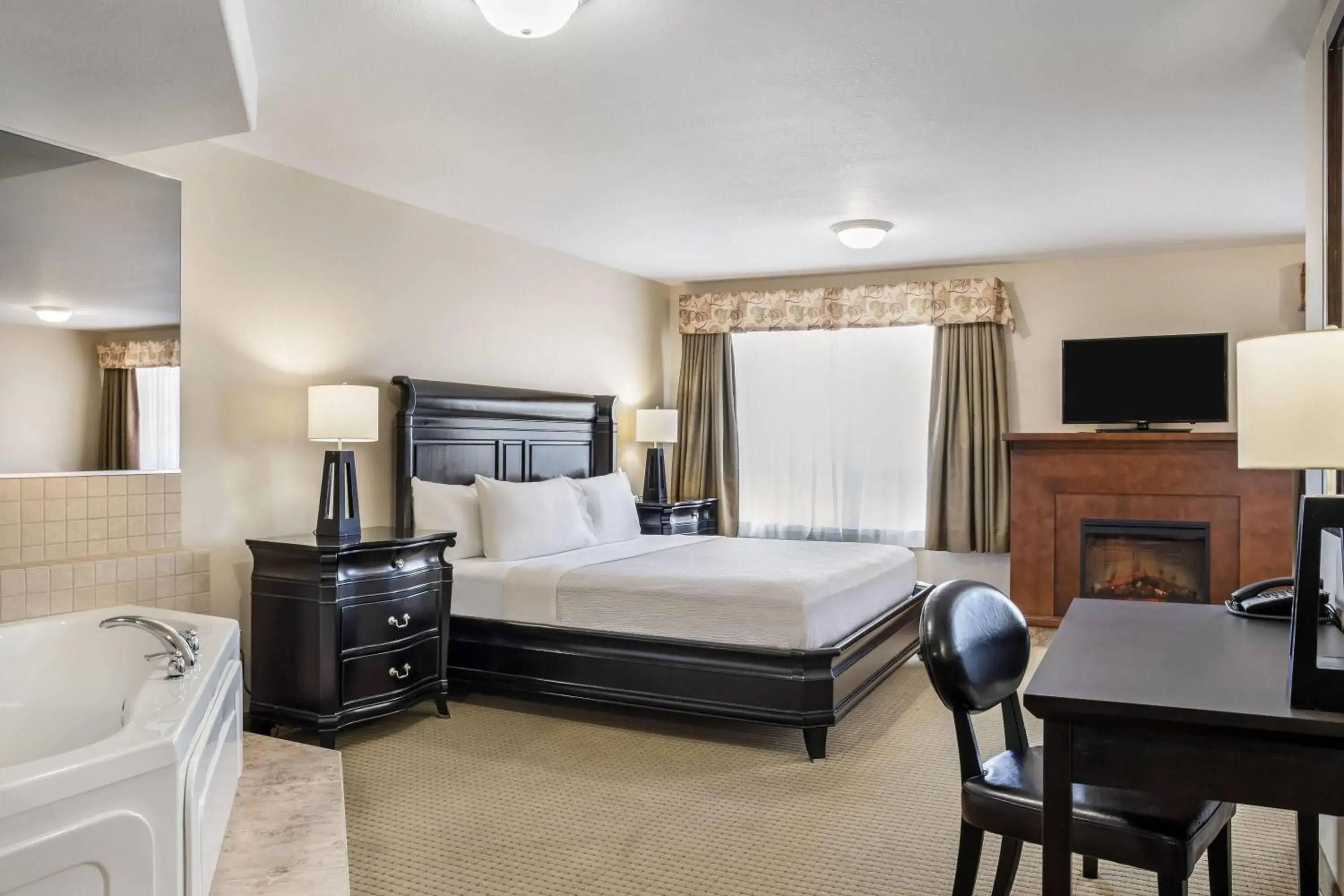 Superior King Suite with Spa Bath - Non-Smoking in Ramada by Wyndham Lac La Biche Superior King Suite with Spa Bath - Non-Smoking in Ramada by Wyndham Lac La Biche