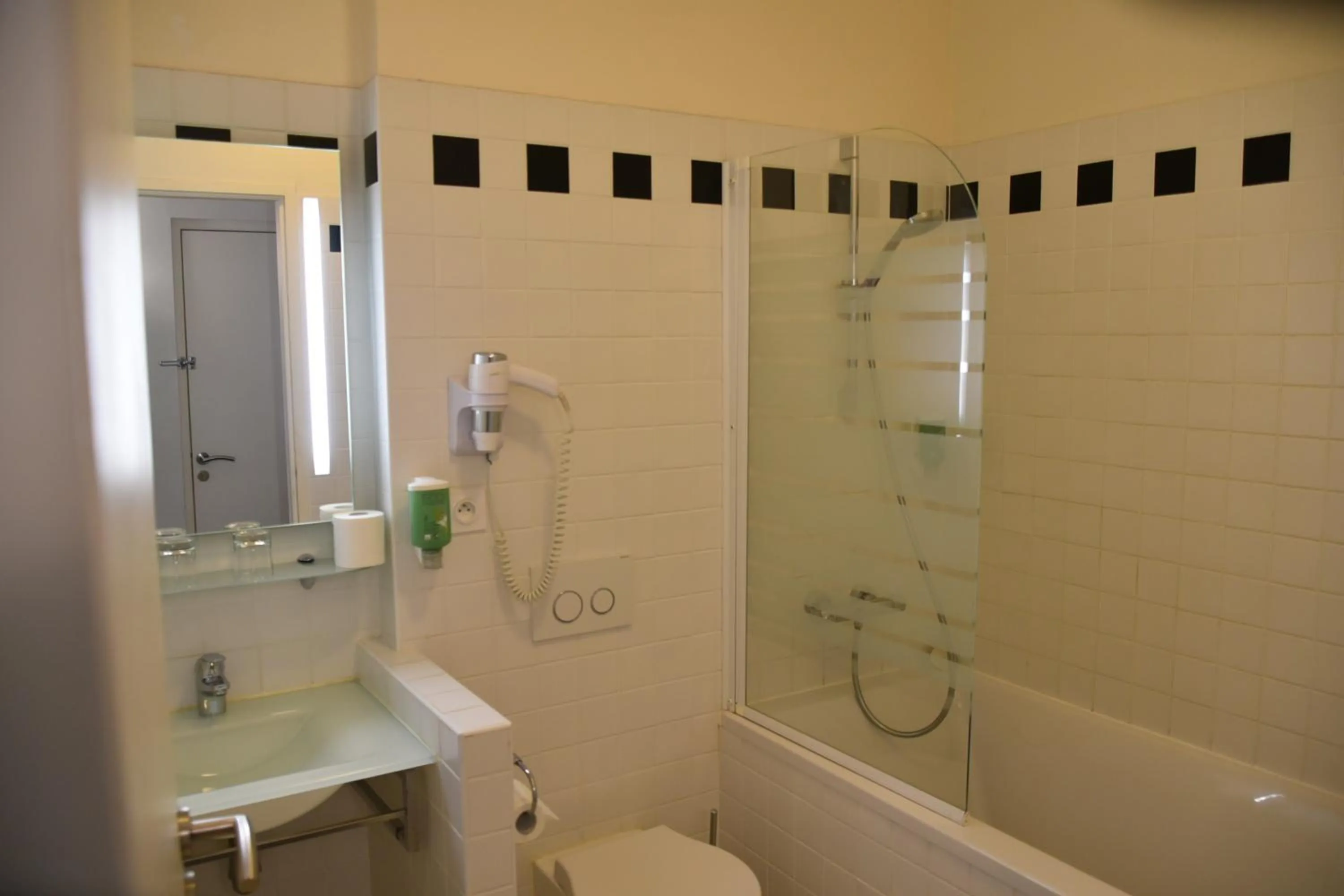 Bathroom in Hôtel Raymond 4 Toulouse