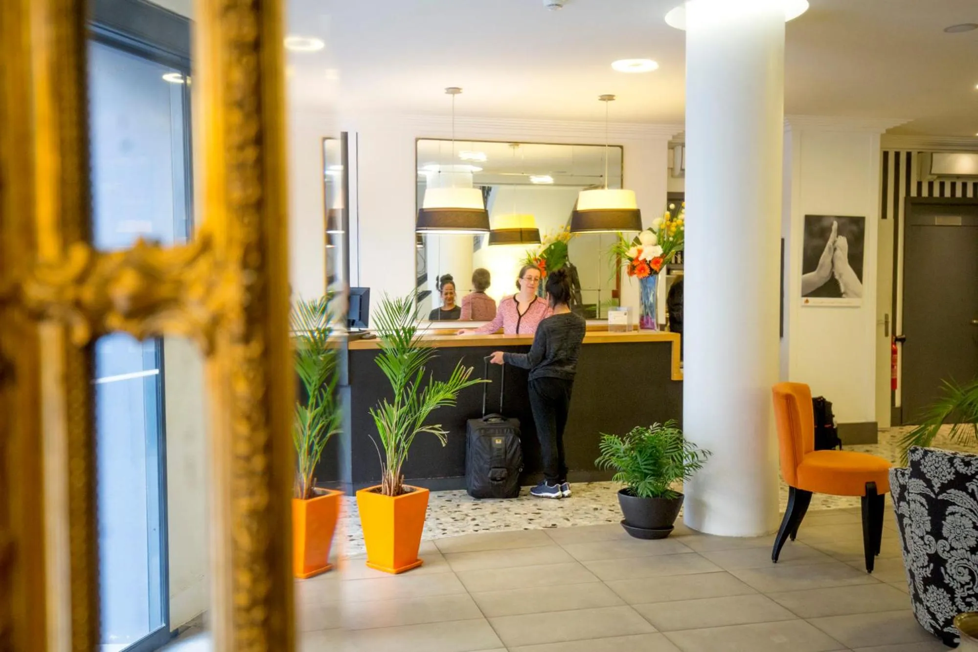 Lobby or reception in Hôtel Raymond 4 Toulouse