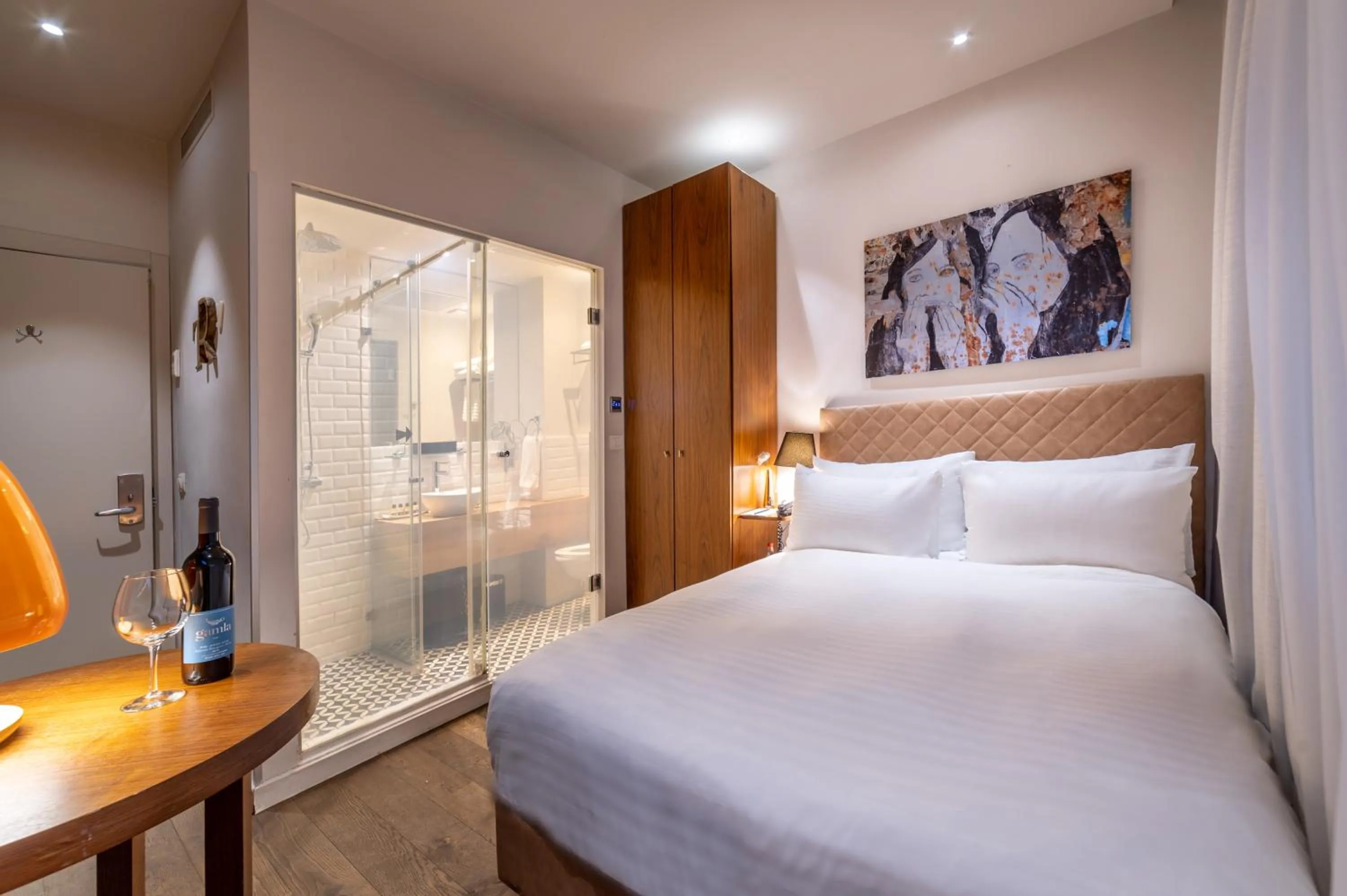 Photo of the whole room, Bed in Jacob Shenkin Hotel